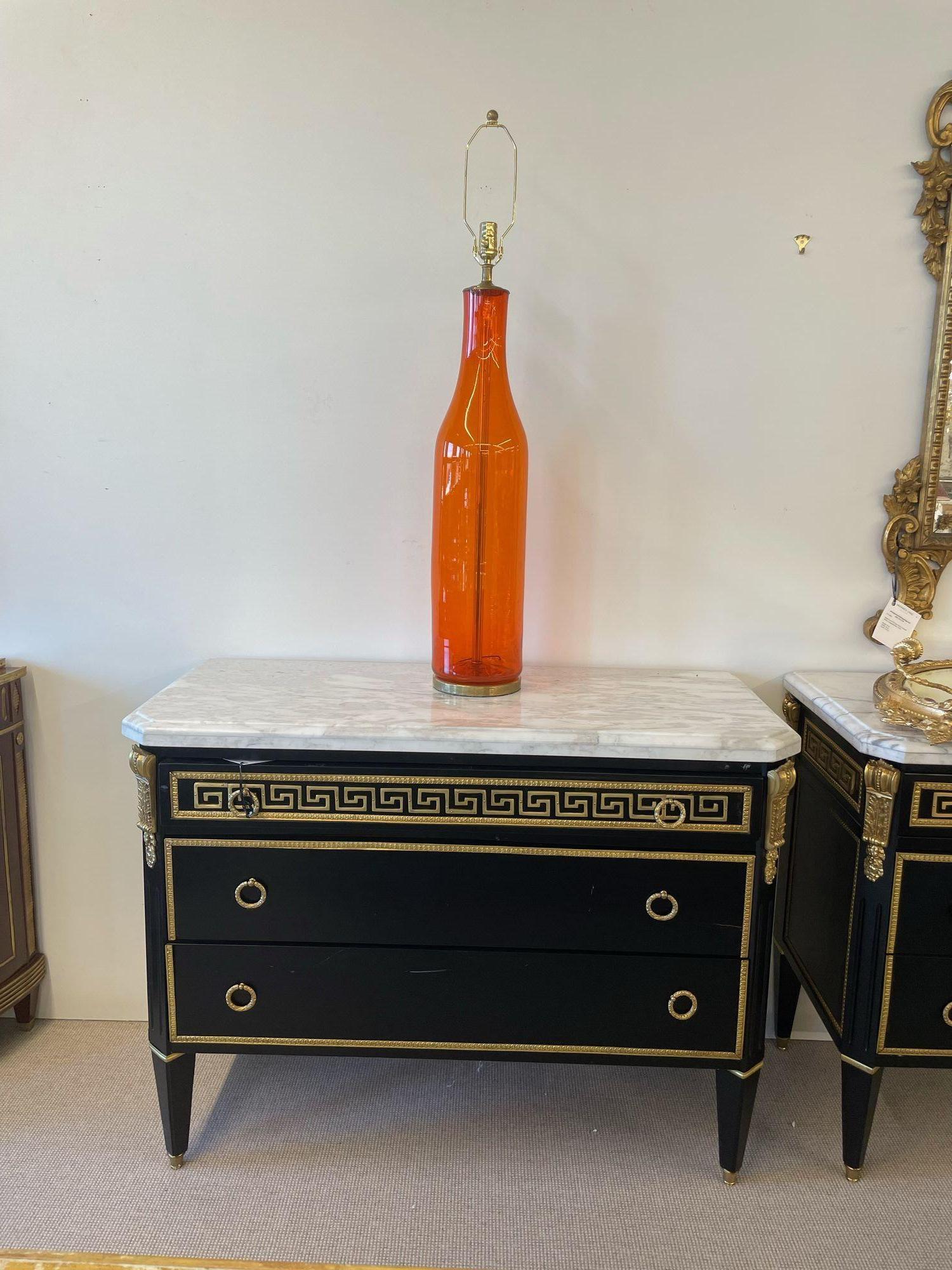Einzelne große orangefarbene Mid-Century-Tischlampe aus geblasenem Glas in Flaschenform von Blenko (Mitte des 20. Jahrhunderts) im Angebot