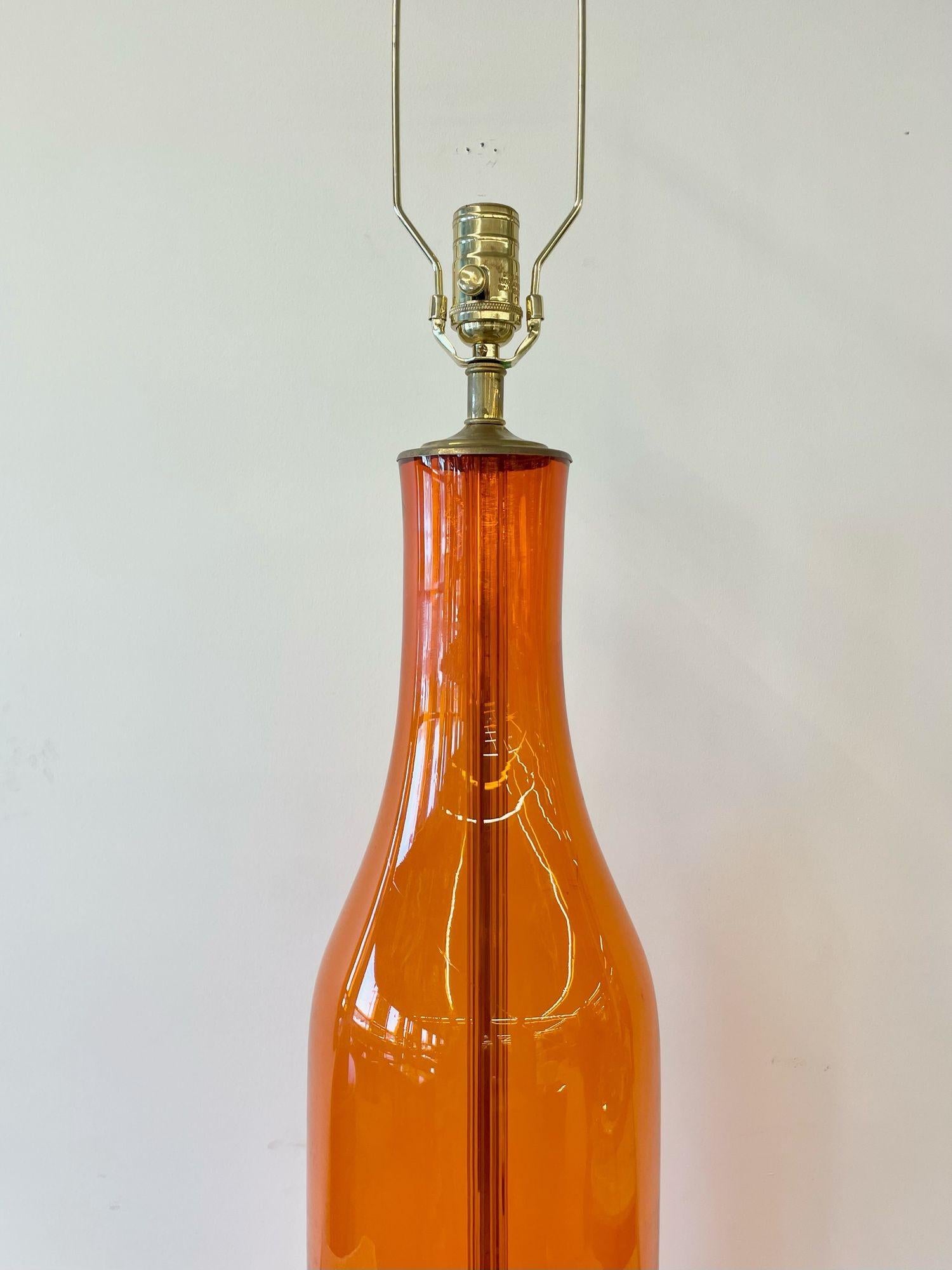 Einzelne große orangefarbene Mid-Century-Tischlampe aus geblasenem Glas in Flaschenform von Blenko (Geblasenes Glas) im Angebot