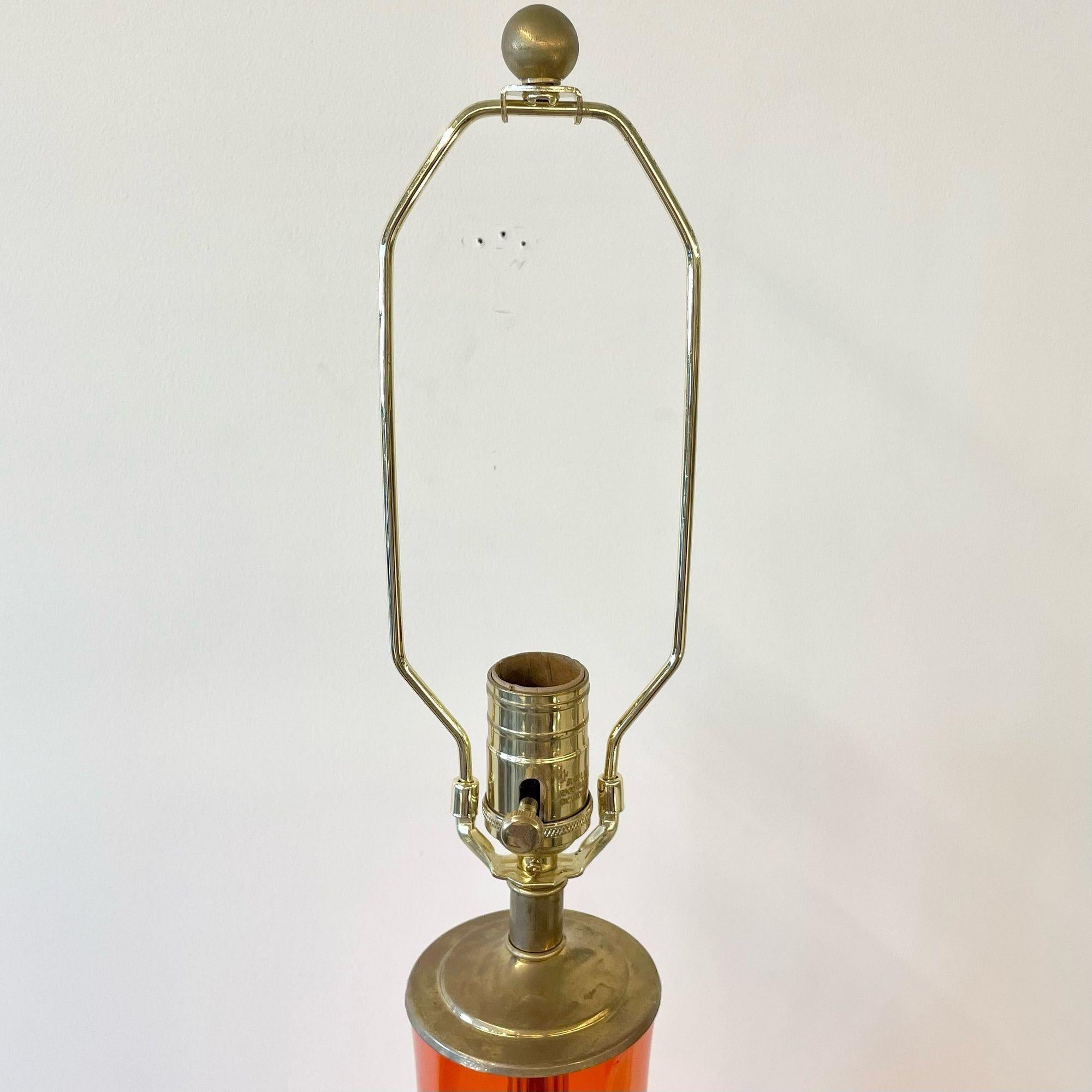 Einzelne große orangefarbene Mid-Century-Tischlampe aus geblasenem Glas in Flaschenform von Blenko im Angebot 1
