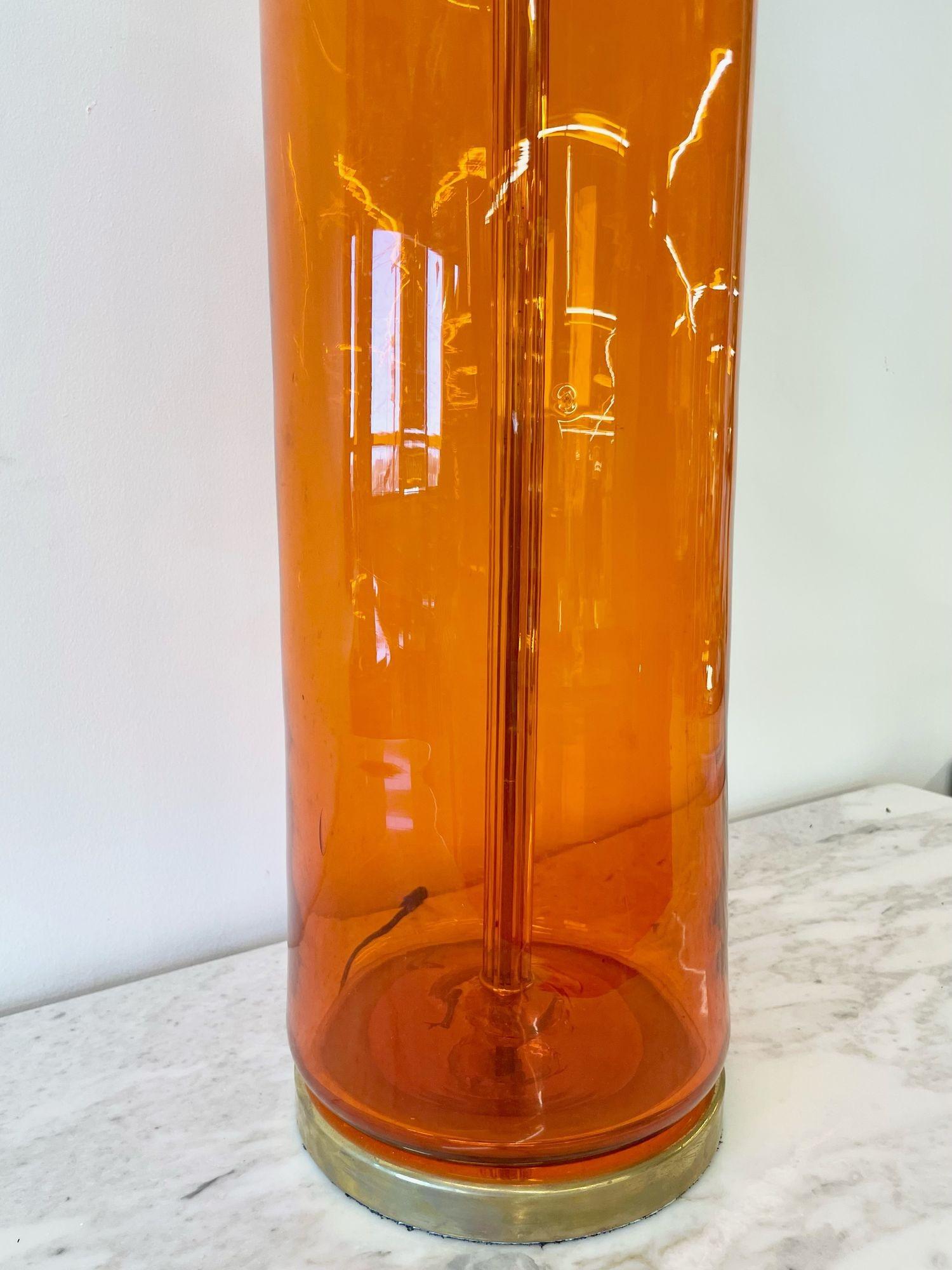 Einzelne große orangefarbene Mid-Century-Tischlampe aus geblasenem Glas in Flaschenform von Blenko im Angebot 2