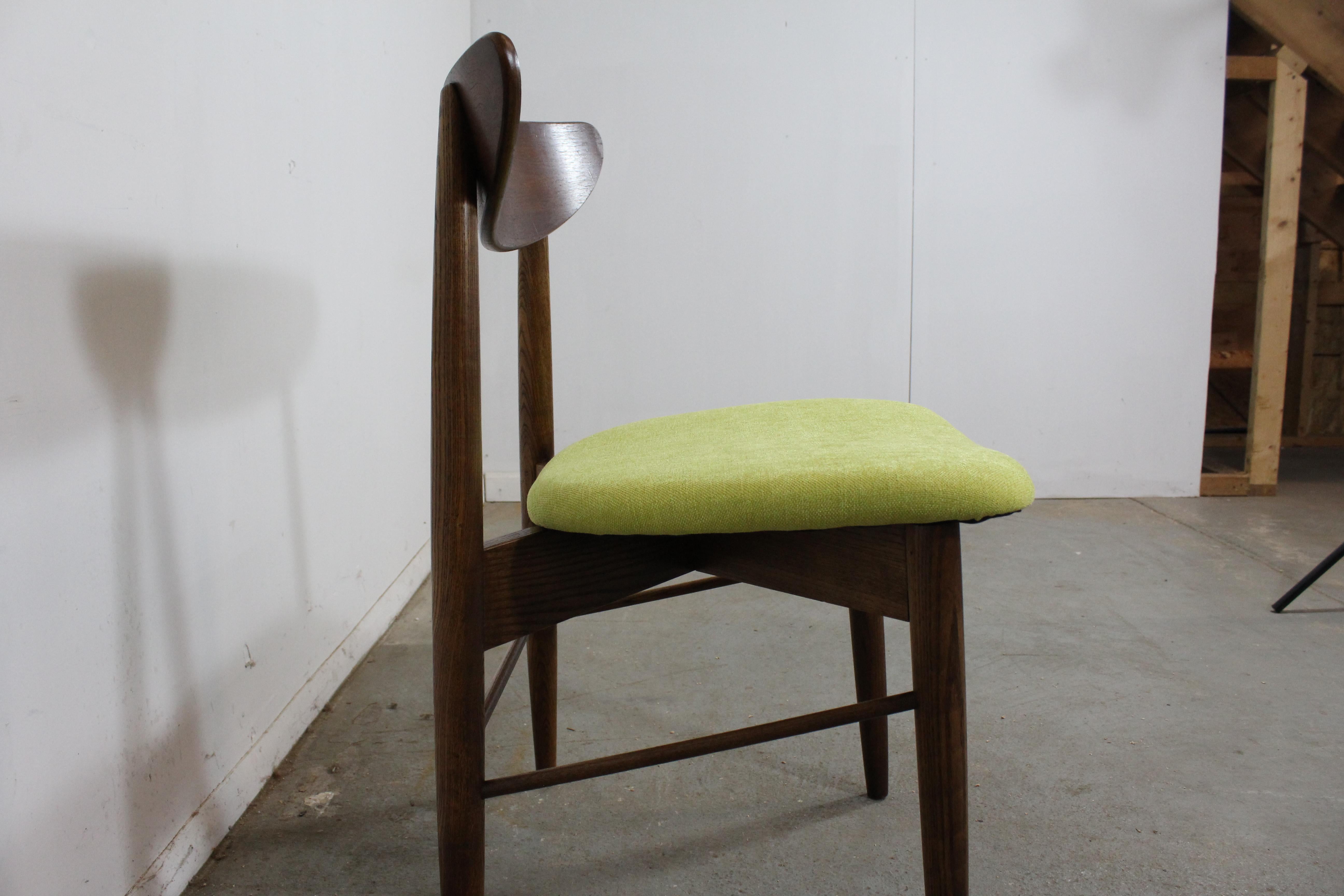 Noyer Chaise de salle à manger simple à dossier en coquillage H Paul Browning, moderne du milieu du siècle dernier en vente