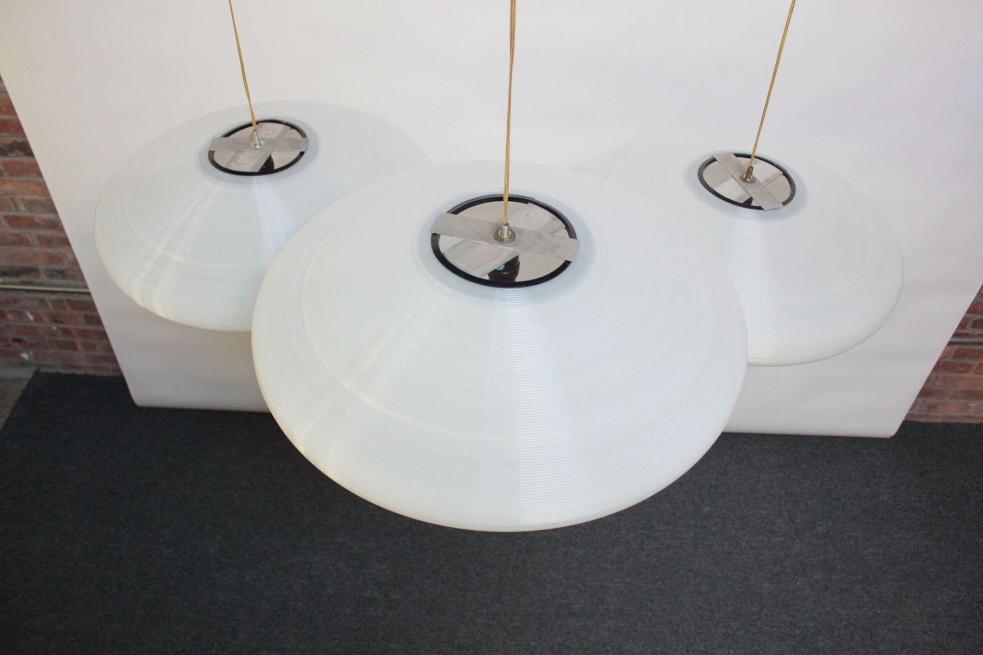 Single Mid-Century Modern Spun Plastic Rotaflex Pendant Lamp by Yasha Heifetz In Good Condition For Sale In Brooklyn, NY