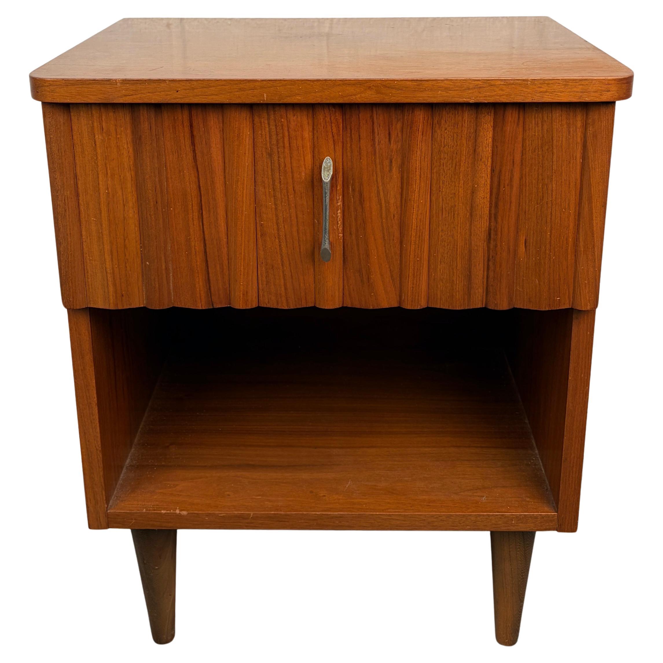 Single Mid-Century Modern Walnut Nightstand by Young Mfg. For Sale