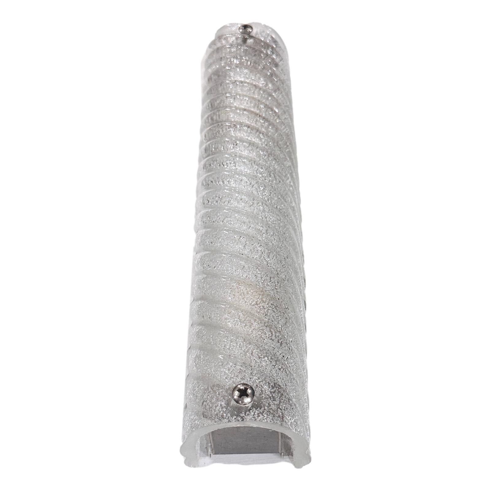 Un único aplique italiano de cristal de Murano moldeado de la década de 1960 que puede ser vertical u horizontal.

Medidas: 
Altura/longitud: 13,75
Anchura: 3
Profundidad: 2,75