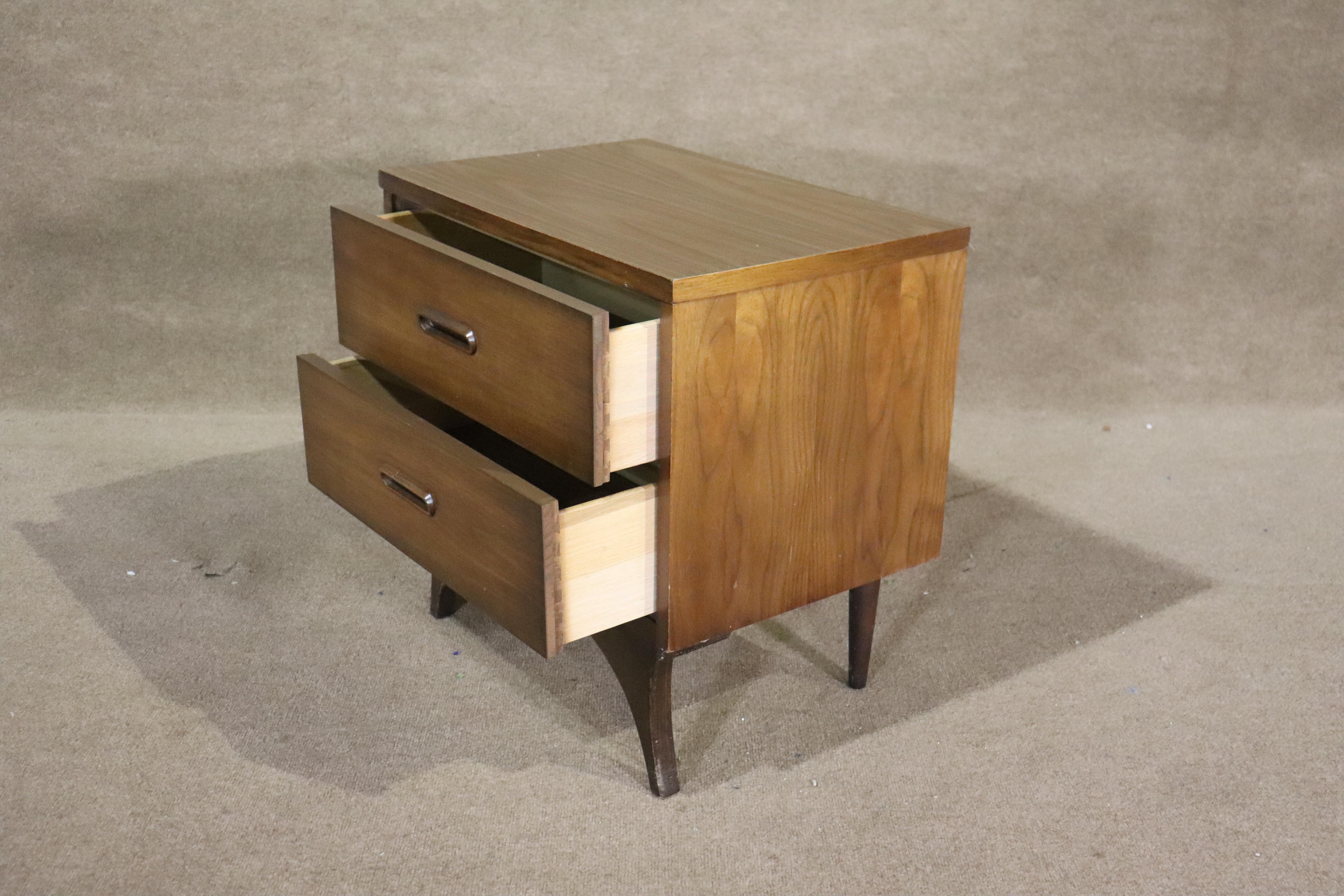 Mid-Century Modern end table with two drawers. Walnut grain table set on a sculpted wood base.
Please confirm location NY or NJ.