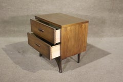 Einzelner Mid-Century-Nachttisch