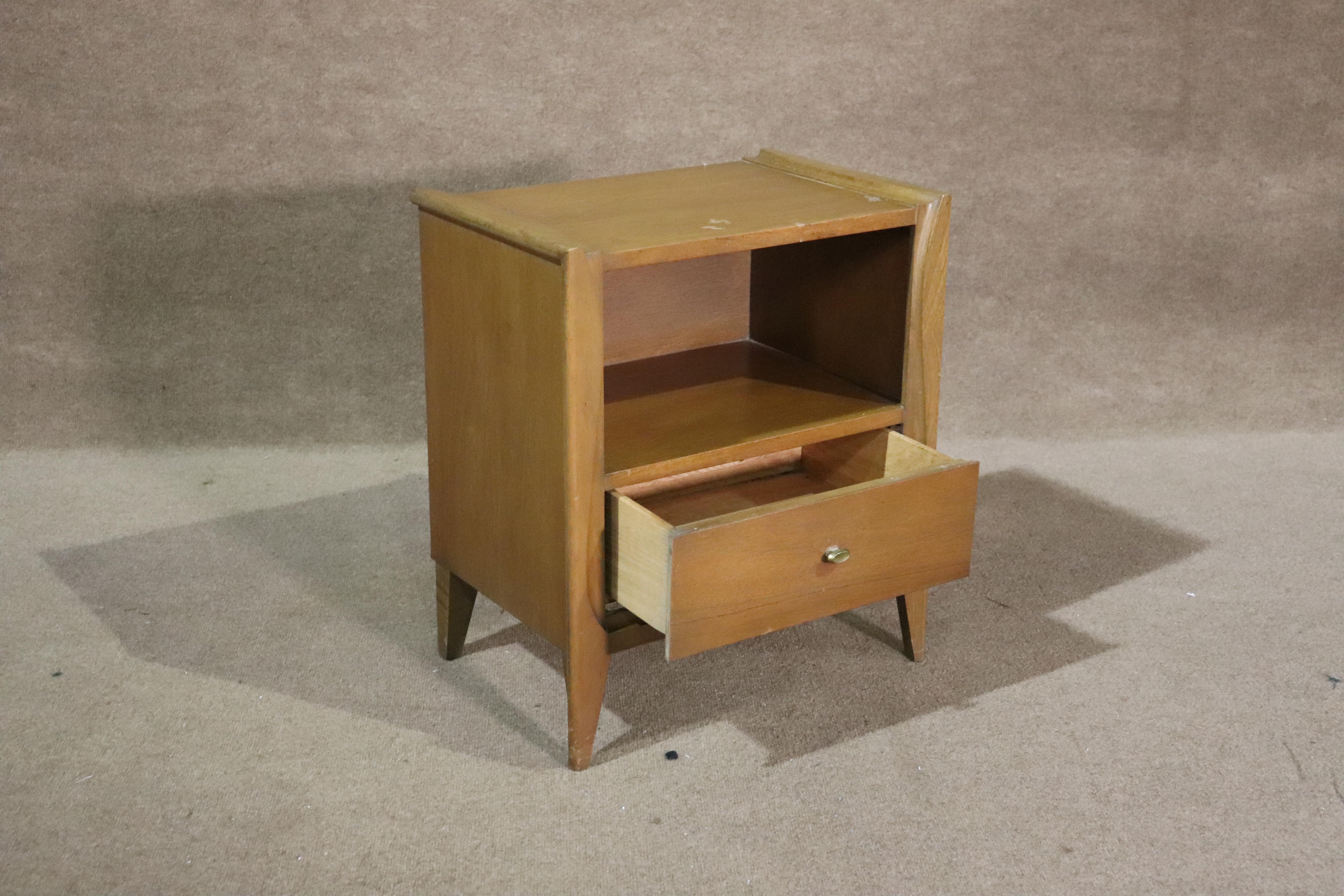 Einzelner Mid-Century-Nachttisch (Moderne der Mitte des Jahrhunderts) im Angebot
