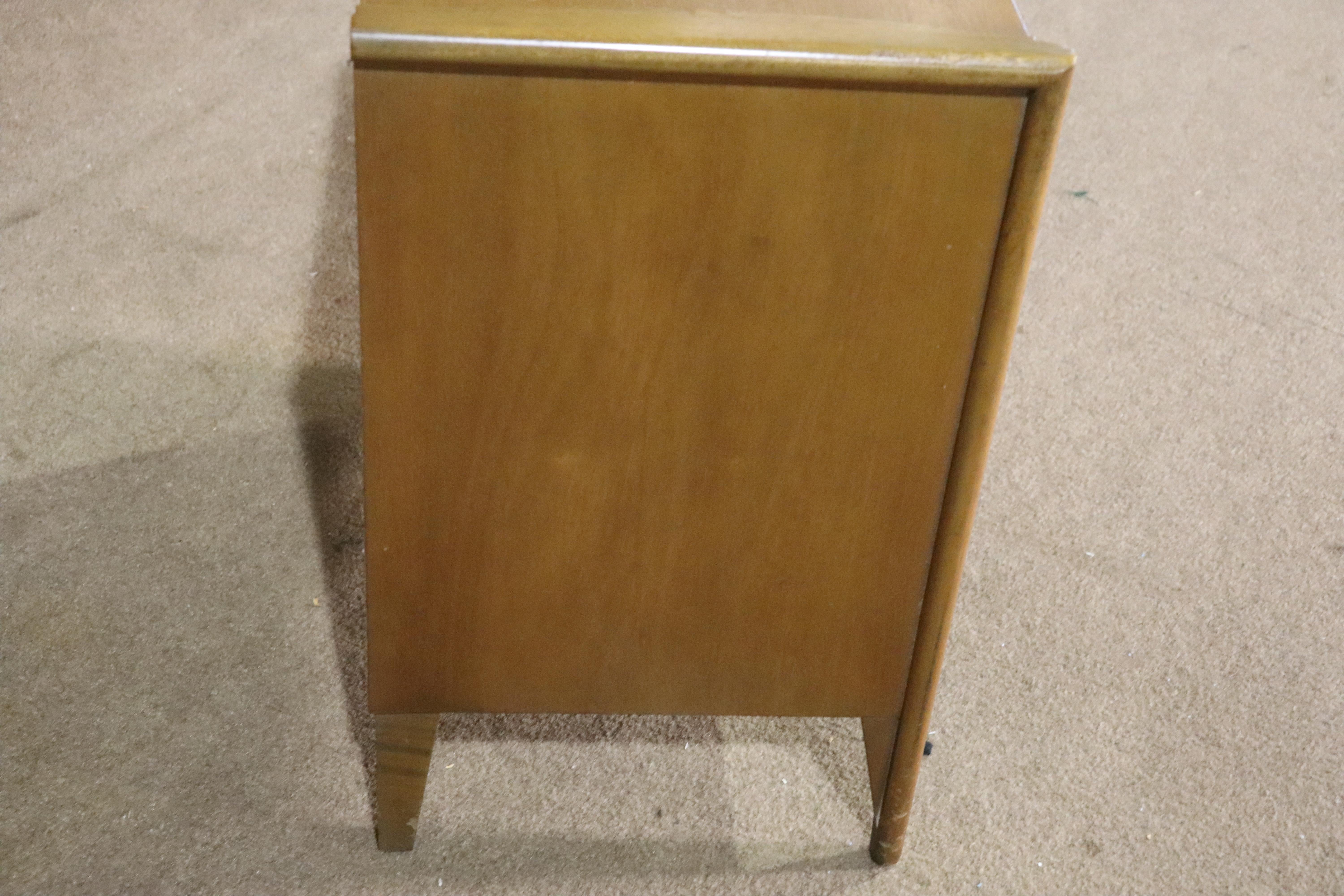 Single Mid-Century Nightstand In Good Condition For Sale In Brooklyn, NY