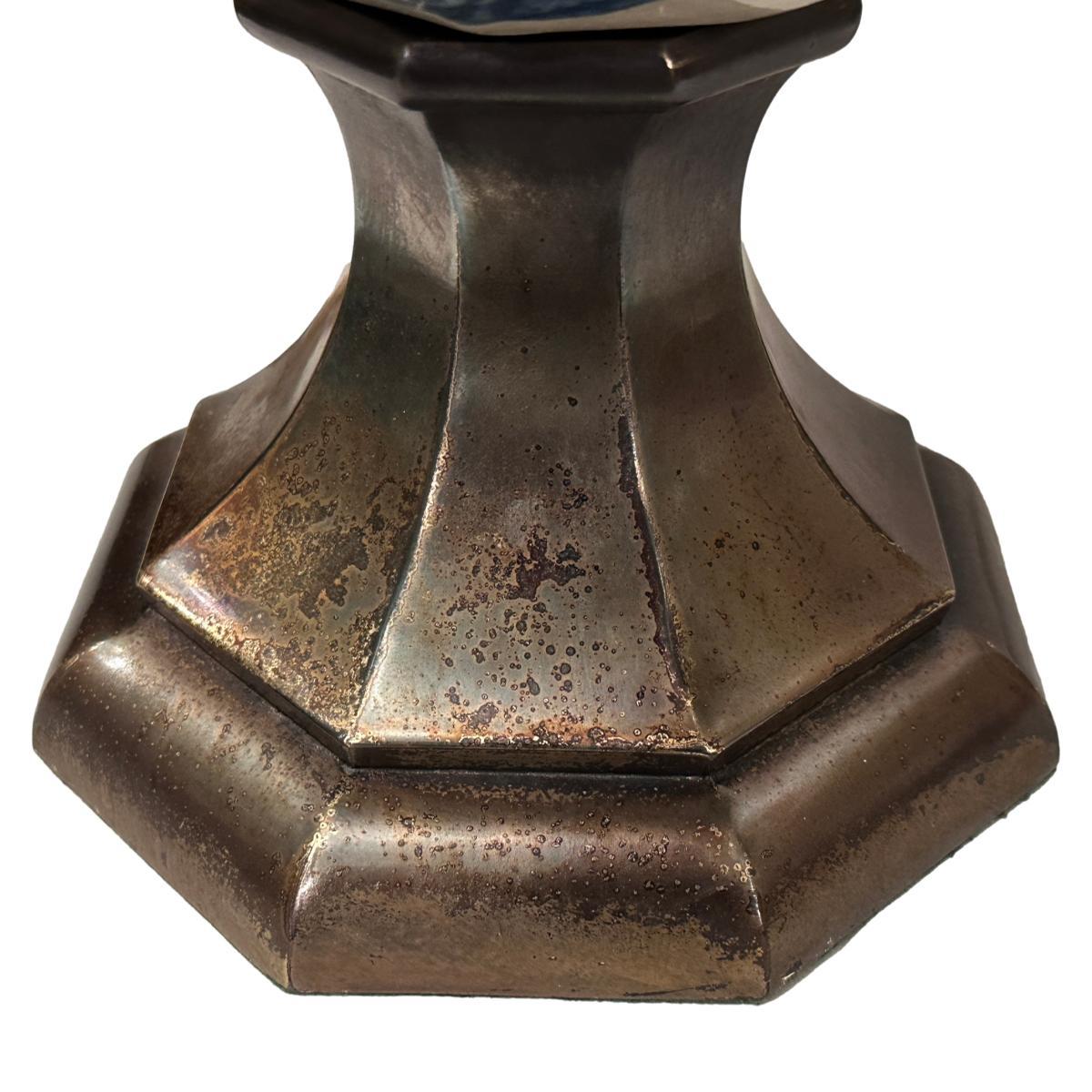 Una lampada francese in porcellana bianca e blu degli anni '50 circa.

Misure:
Altezza del corpo: 21
Altezza del paralume: 29