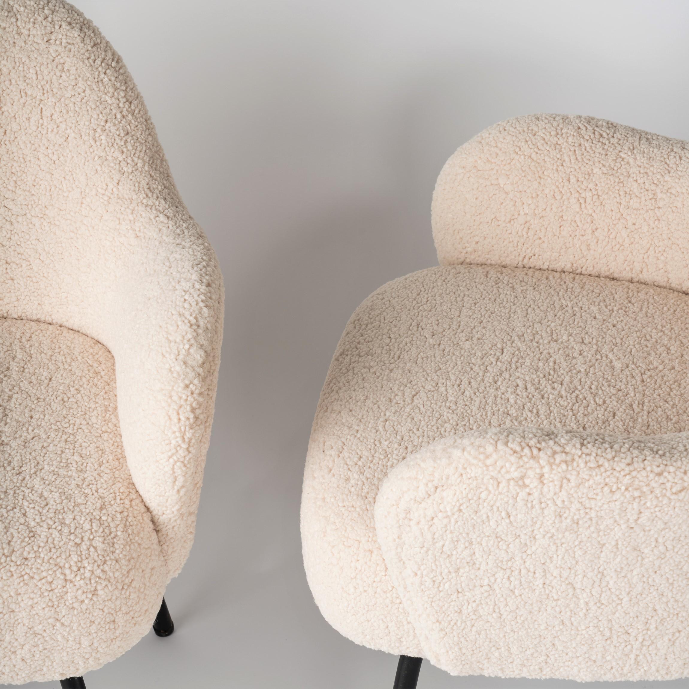 Pieds en émail noir dans leur état d'origine (peuvent être laqués à la demande du client après l'achat)
Veuillez noter qu'une seule chaise est disponible
Nouvelle sellerie en bouclé blanc crème
attribué à Airborne, France
Cette chaise sera