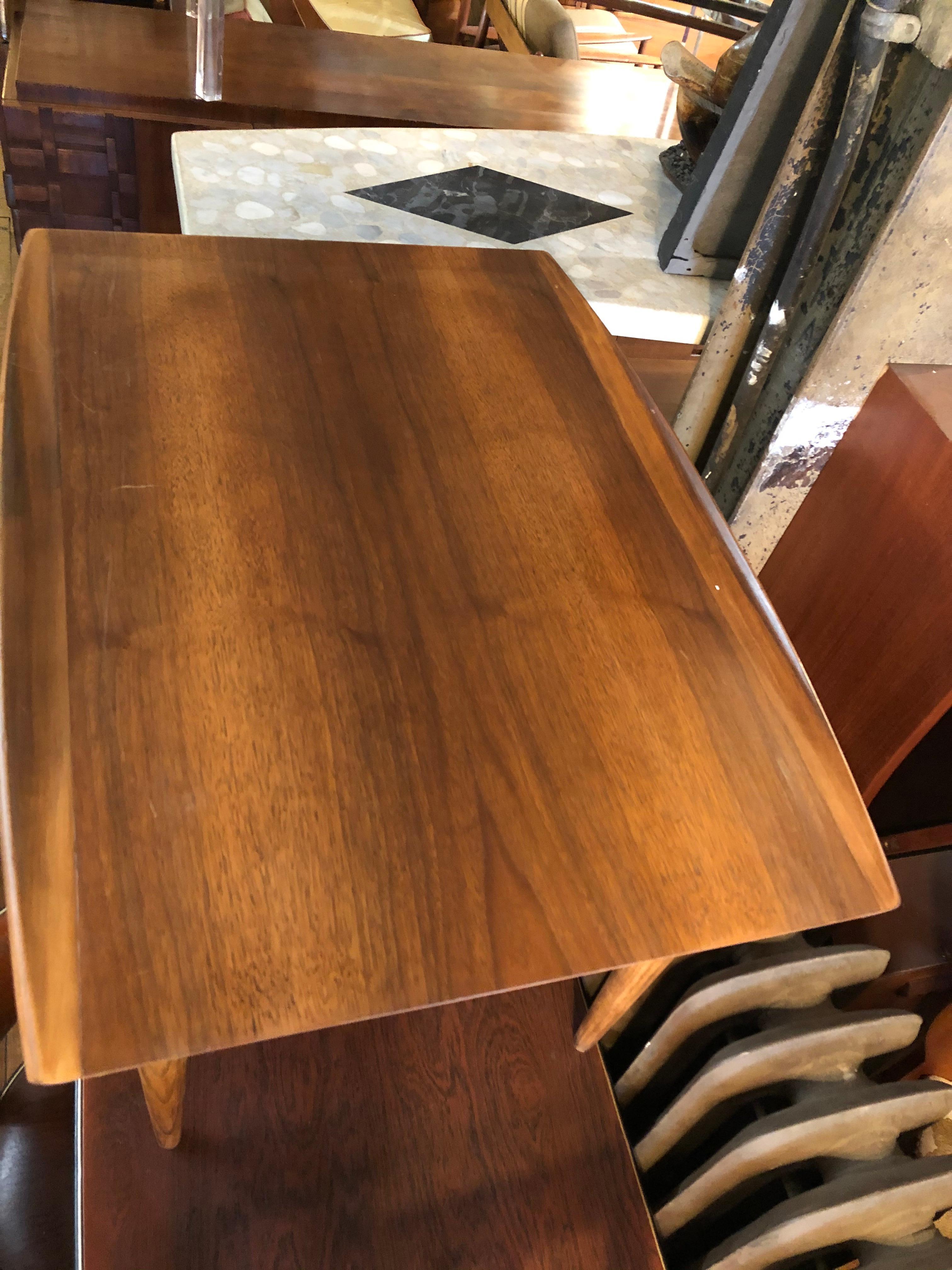 Nicely designed table with walnut grain, sculpted legs, shelf and turned edges. Danish modern style that is great for home or office.

(Please confirm item location NY or NJ with dealer).
 