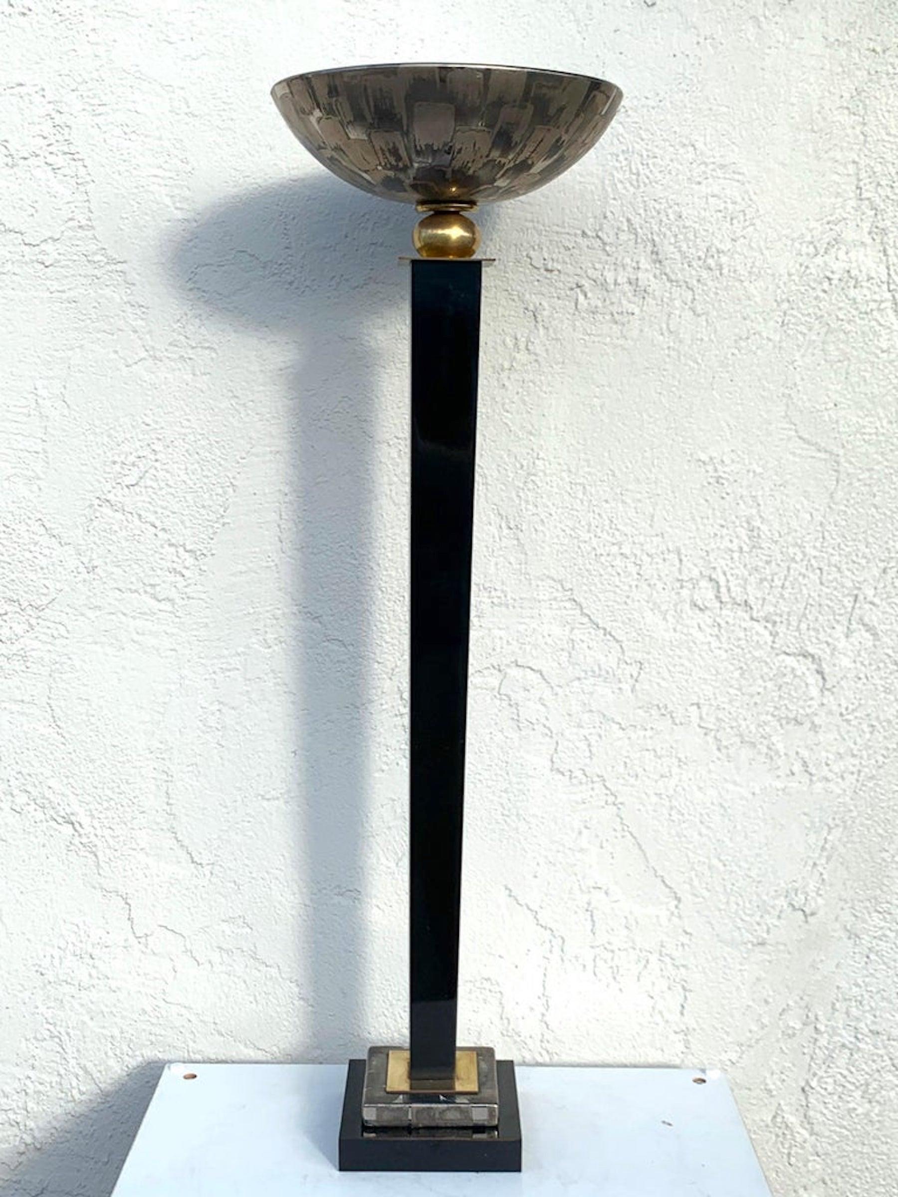 Lampe torchère de table du milieu du siècle, attribuée à Mangani, avec un abat-jour en porcelaine lustrée argentée de 11,5 po de diamètre, reposant sur un piédestal carré de 6 po en laiton laqué et lustré argenté.
Nouveau câblage avec variateurs.