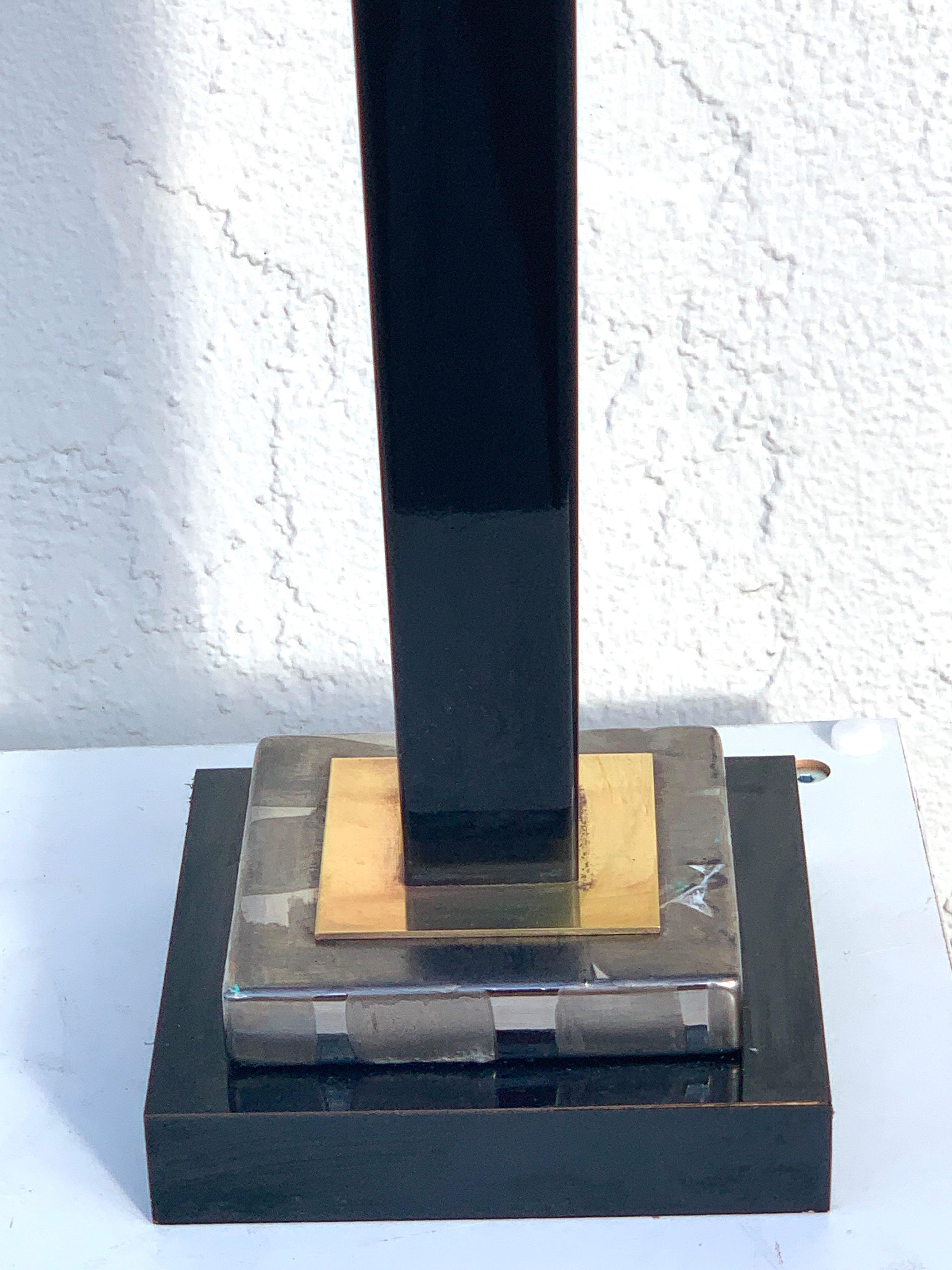 Laiton Lampe torchère de table unique du milieu du siècle dernier, attribuée à Mangani en vente
