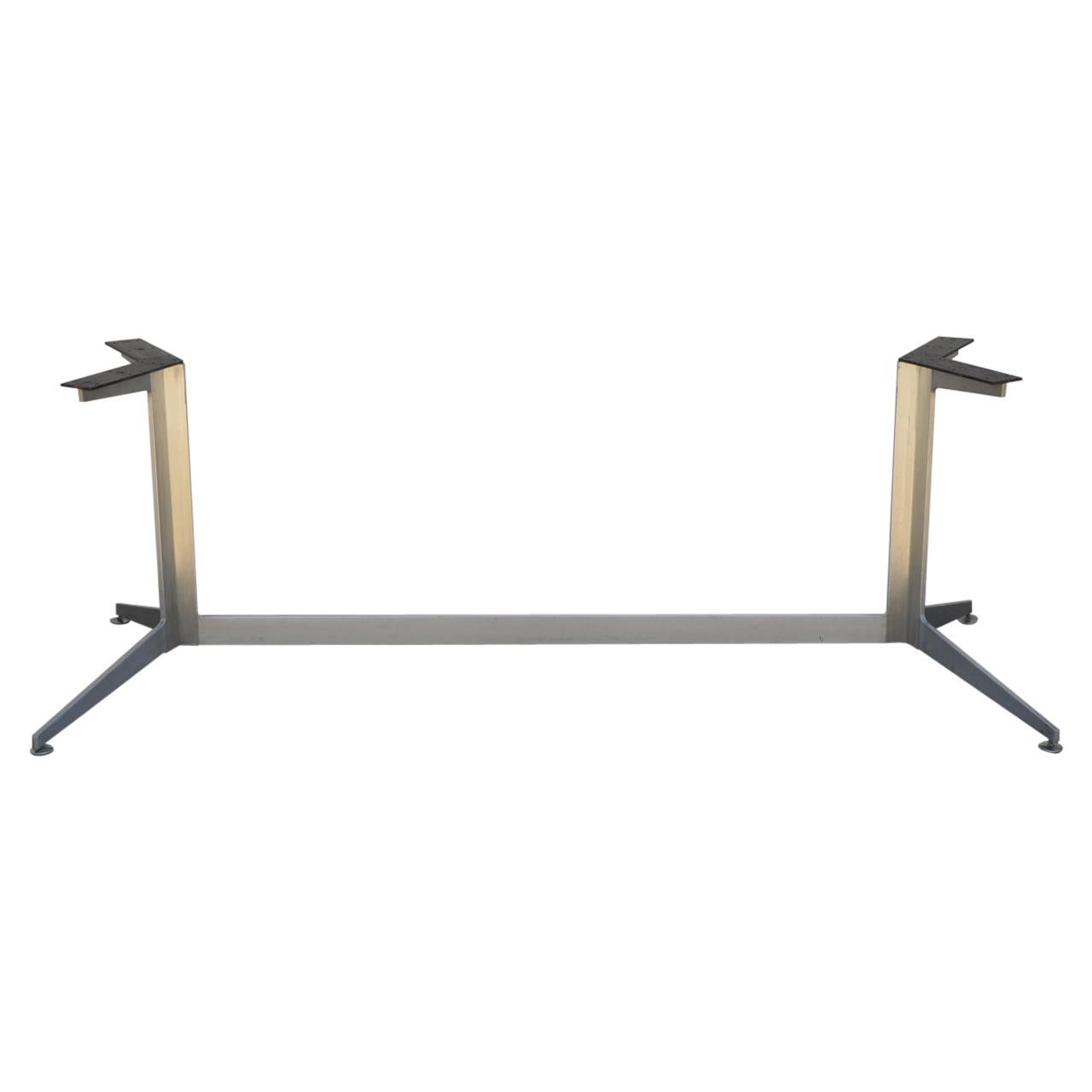 Einzelner minimalistischer Tisch oder Schreibtischsockel aus schwerem poliertem Aluminium