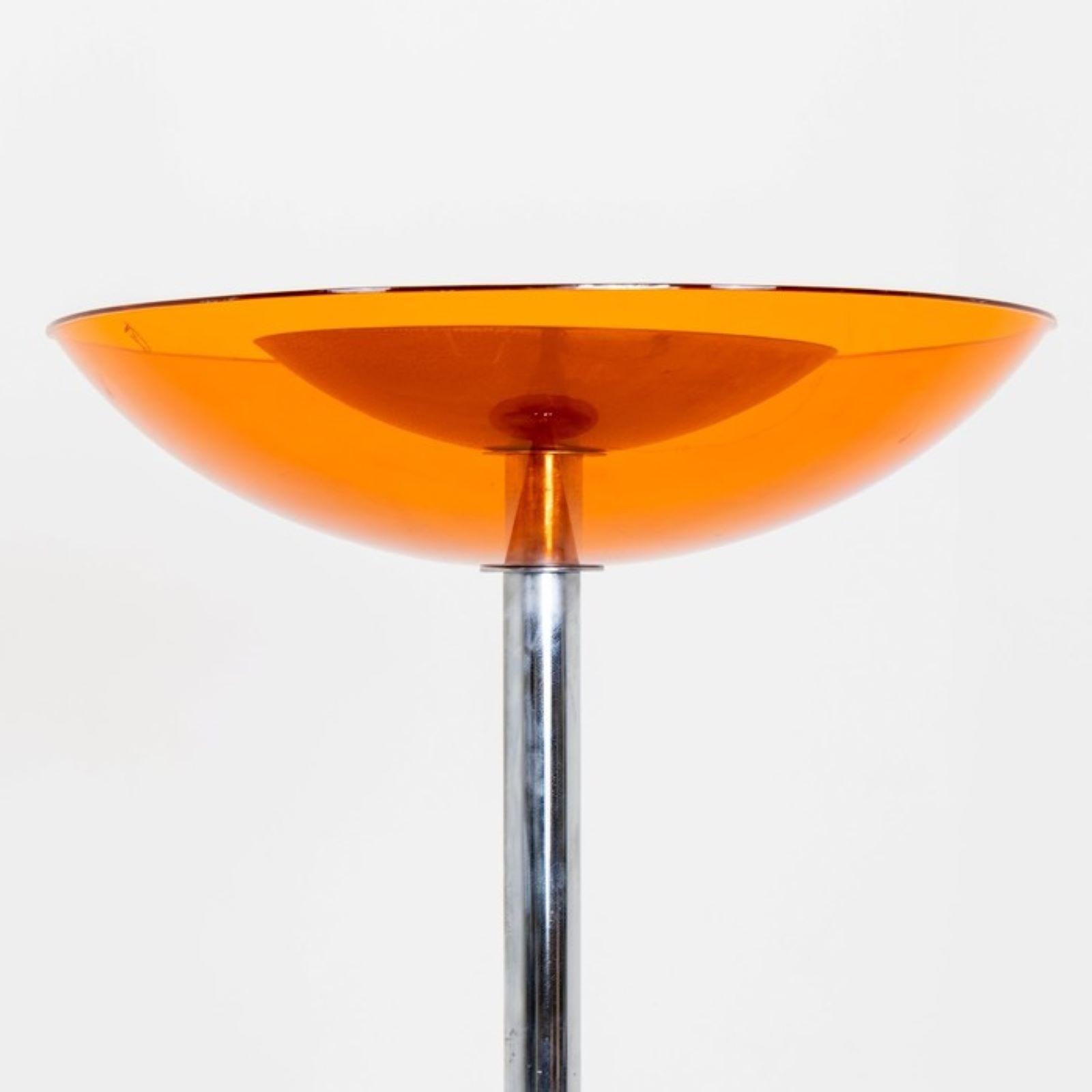 Lampadaire moderniste simple. Abat-jour original en plexiglas avec tige et base en métal chromé.
Dimensions :
H:70¾ Diamètre du plateau : 27 Diamètre de la base : 19 pouces.