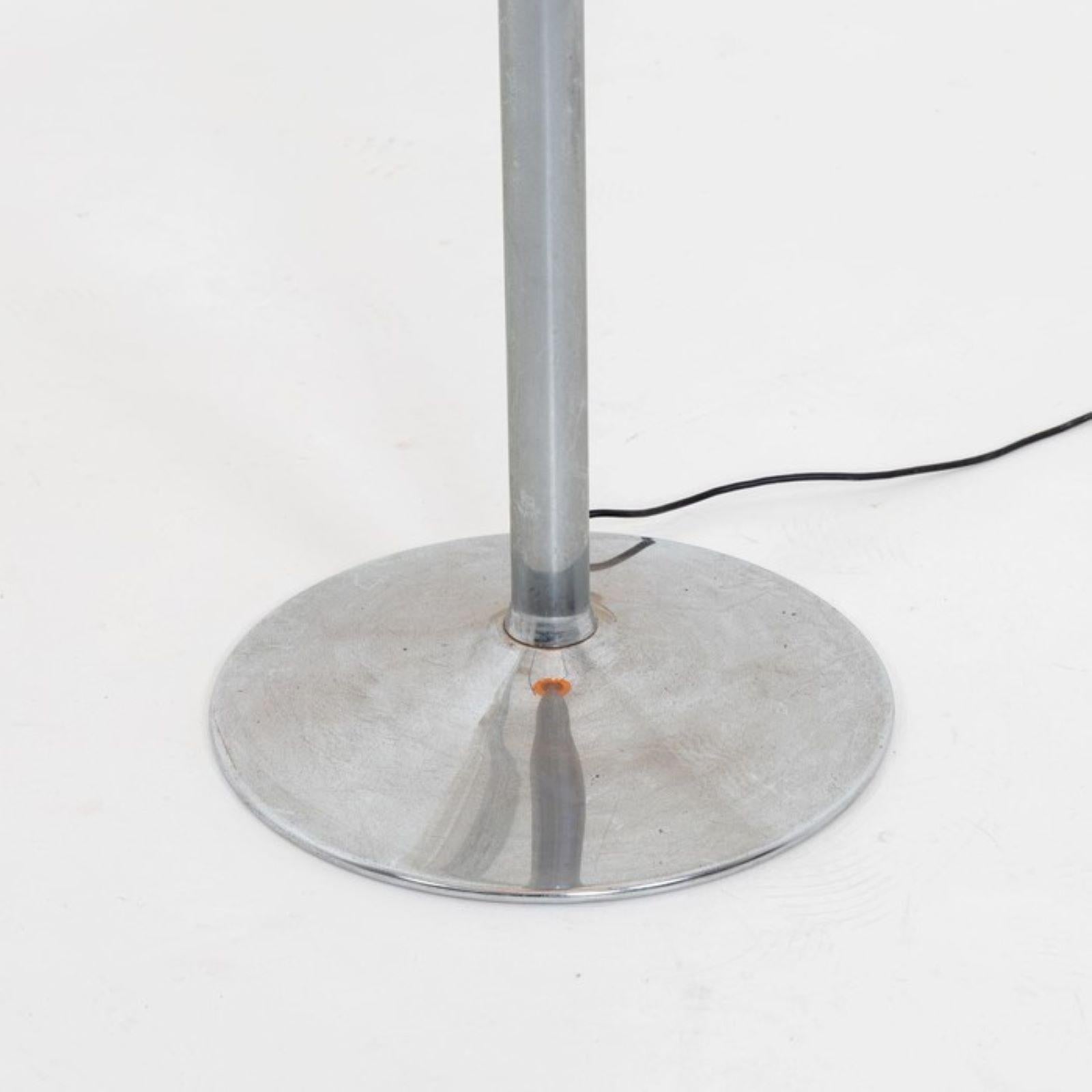 20ième siècle Lampadaire moderniste simple en vente