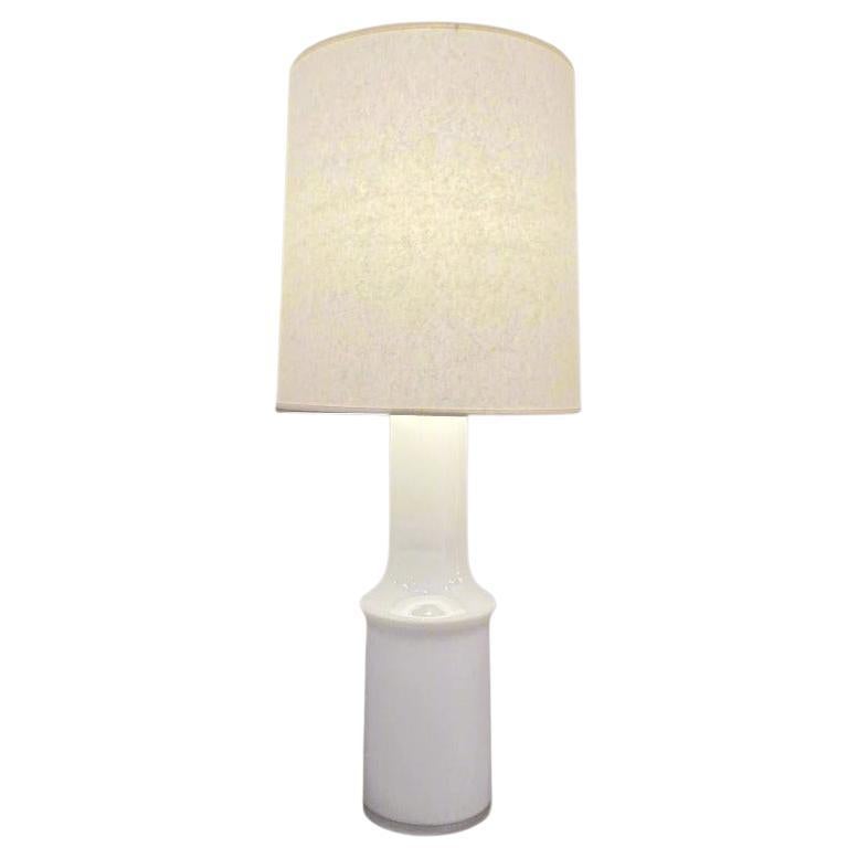 Lampe de table unique en verre moderniste conçue par Gert Nystrom pour Hyllinge Glassworks. Verre blanc avec raccords en nickel. Scandinavie

Diamètre de l'abat-jour : 13 pouces.
