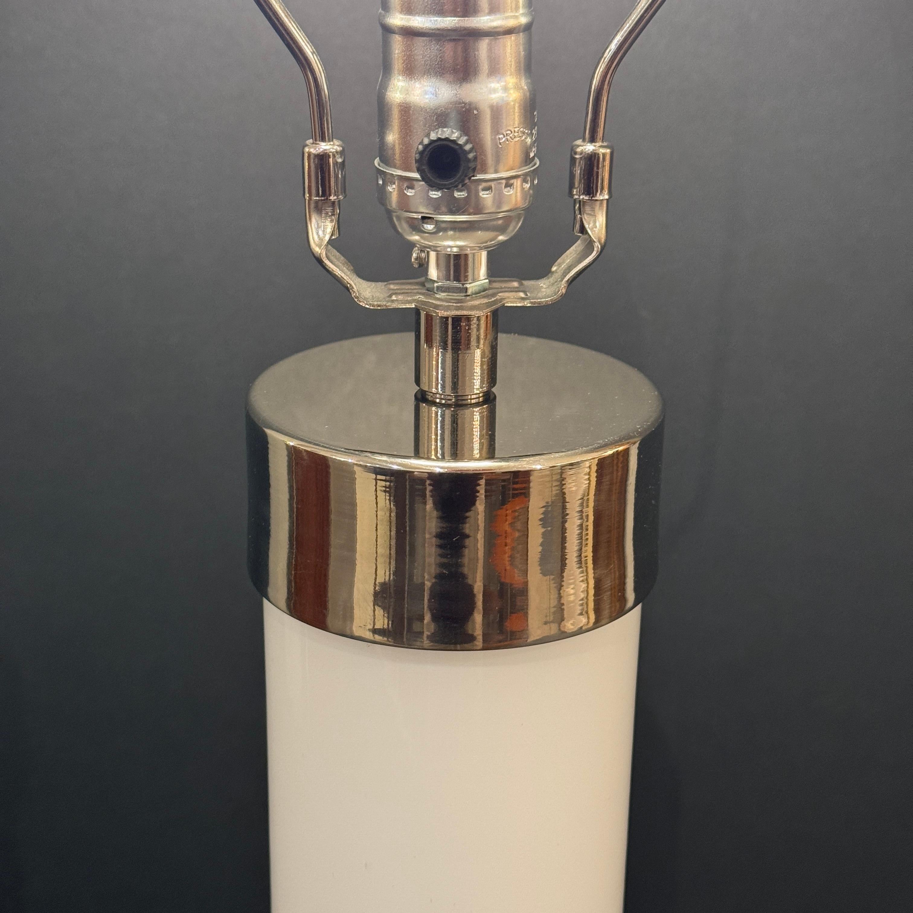 20ième siècle Lampe de table simple moderniste en verre en vente