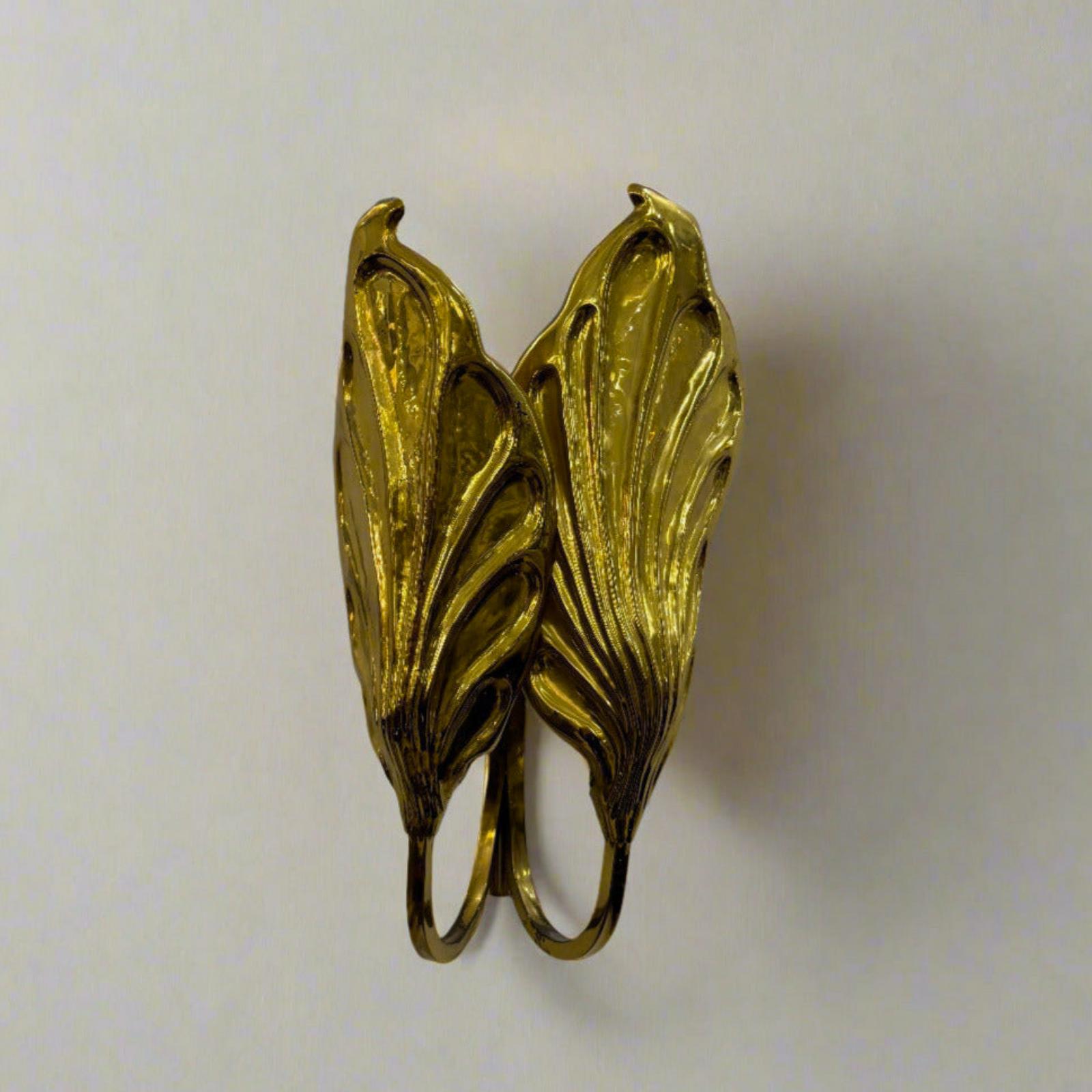 Lámpara modernista individual de Tommaso Barbi. Tulipas figurativas en forma de hoja de latón patinado sobre cortos brazos tubulares cuadrados curvados hacia arriba. Dos enchufes, recableados para el mercado doméstico.