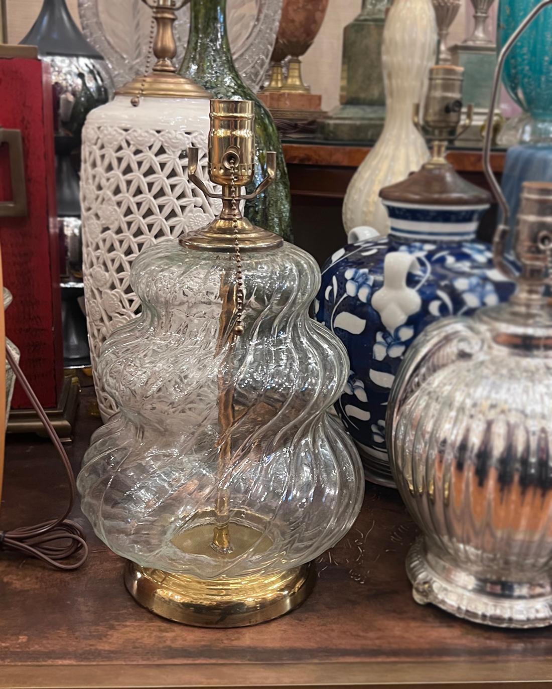 Lampe de table simple en verre moulé Bon état - En vente à New York, NY