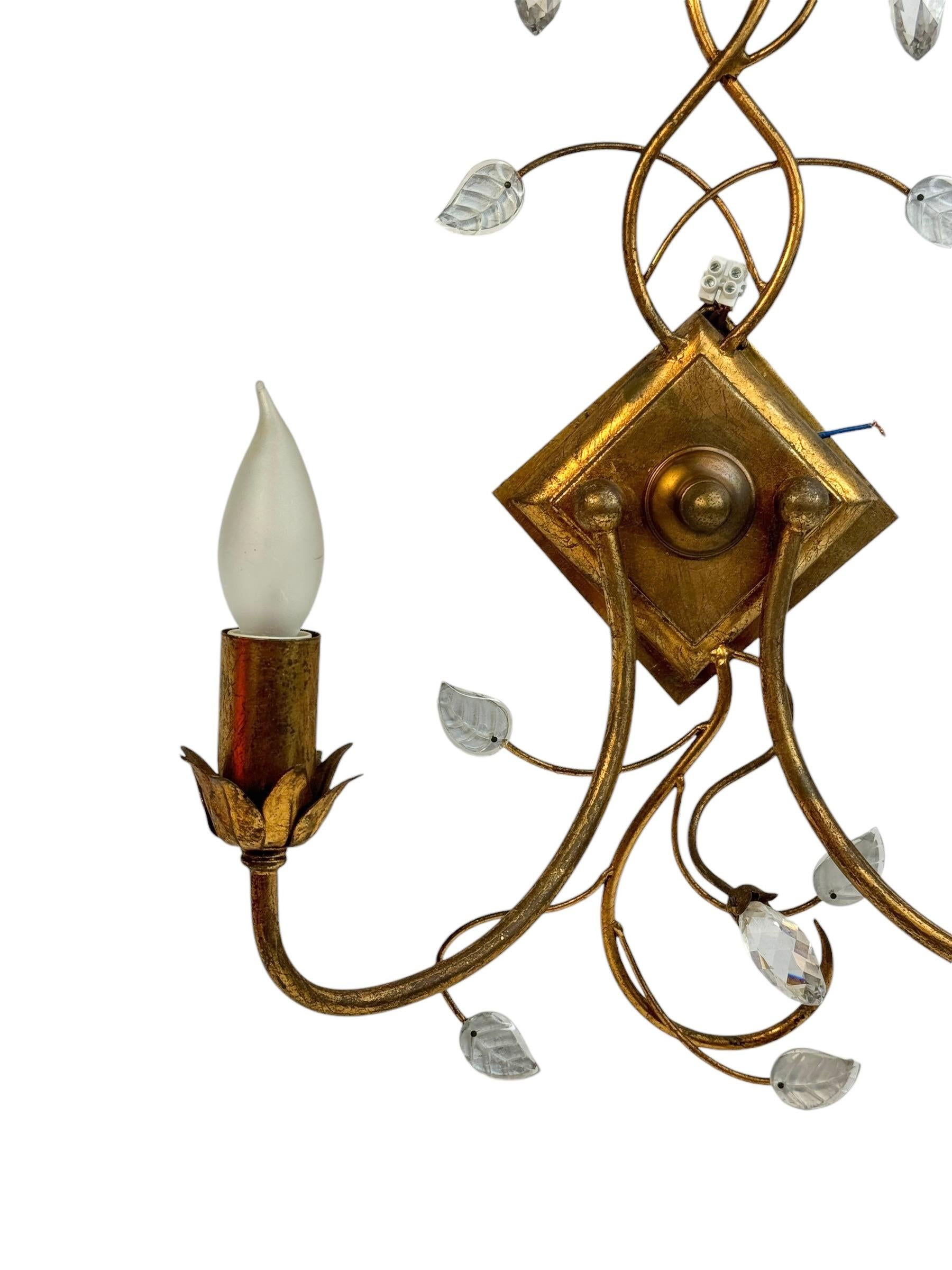 Ein einzelner vergoldeter Blumenleuchter von Banci Firenze mit Kristallen. Die Leuchte benötigt zwei europäische E14-Kandelaber-Glühbirnen mit jeweils bis zu 40 Watt. Die Wandleuchte hat eine schöne Patina und verleiht jedem Raum eine eklektische