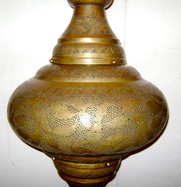 Lampadaire marocain en laiton martelé et percé avec lumières intérieures, vers les années 1920.

Mesures :
Hauteur 72.5