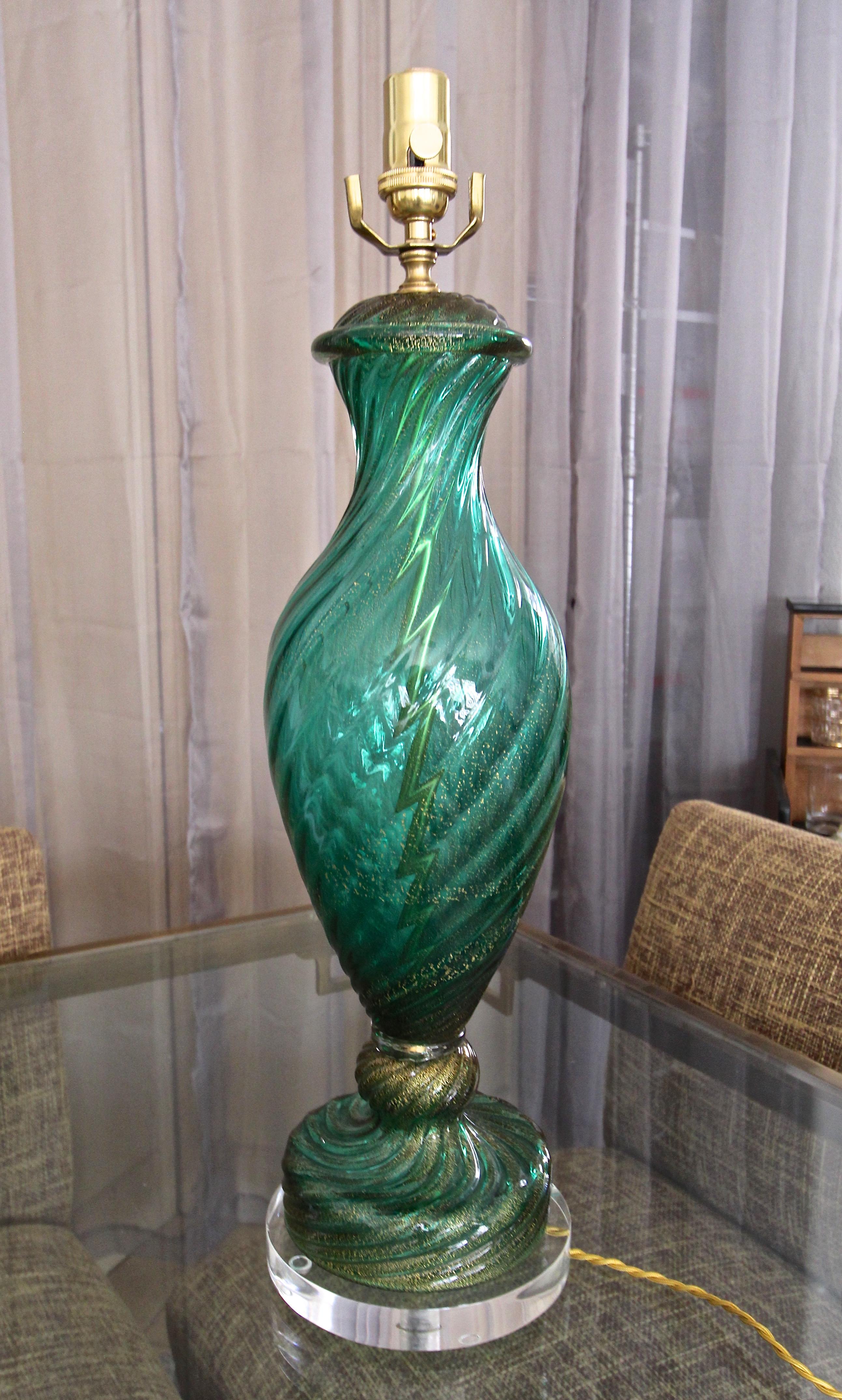 Mid-Century Modern Lampe de table unique de Murano Barovier en verre vert émeraude et or en vente