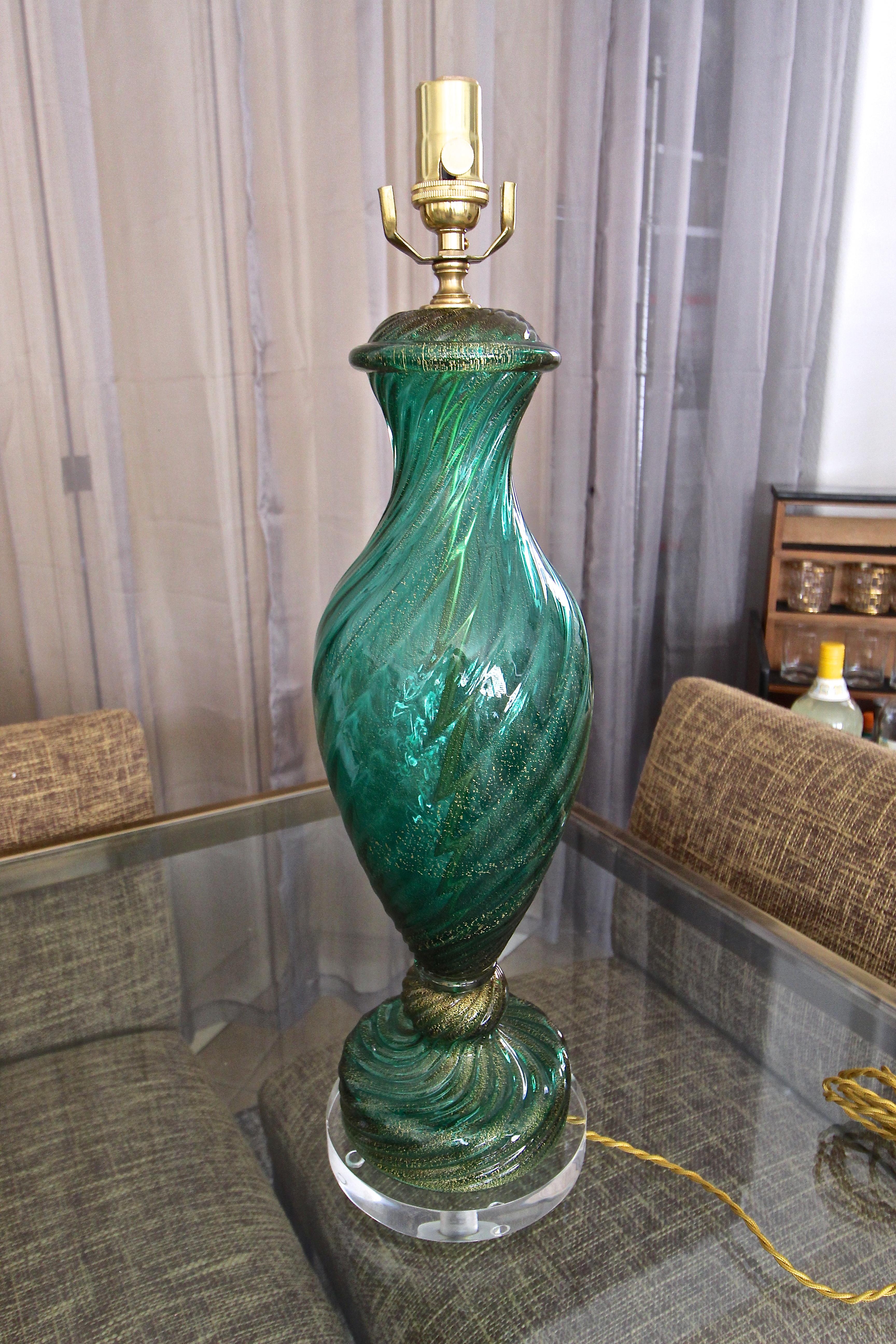 italien Lampe de table unique de Murano Barovier en verre vert émeraude et or en vente