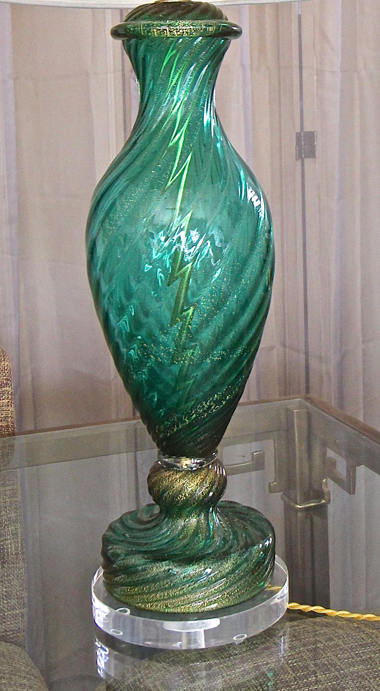 Milieu du XXe siècle Lampe de table unique de Murano Barovier en verre vert émeraude et or en vente