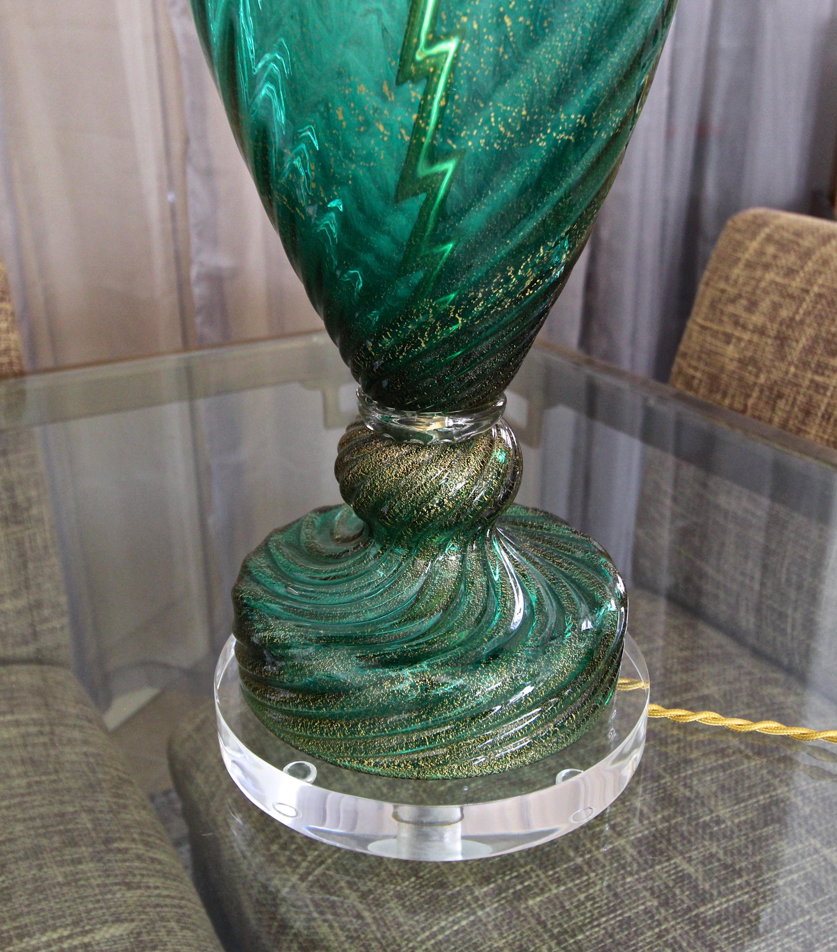 Laiton Lampe de table unique de Murano Barovier en verre vert émeraude et or en vente