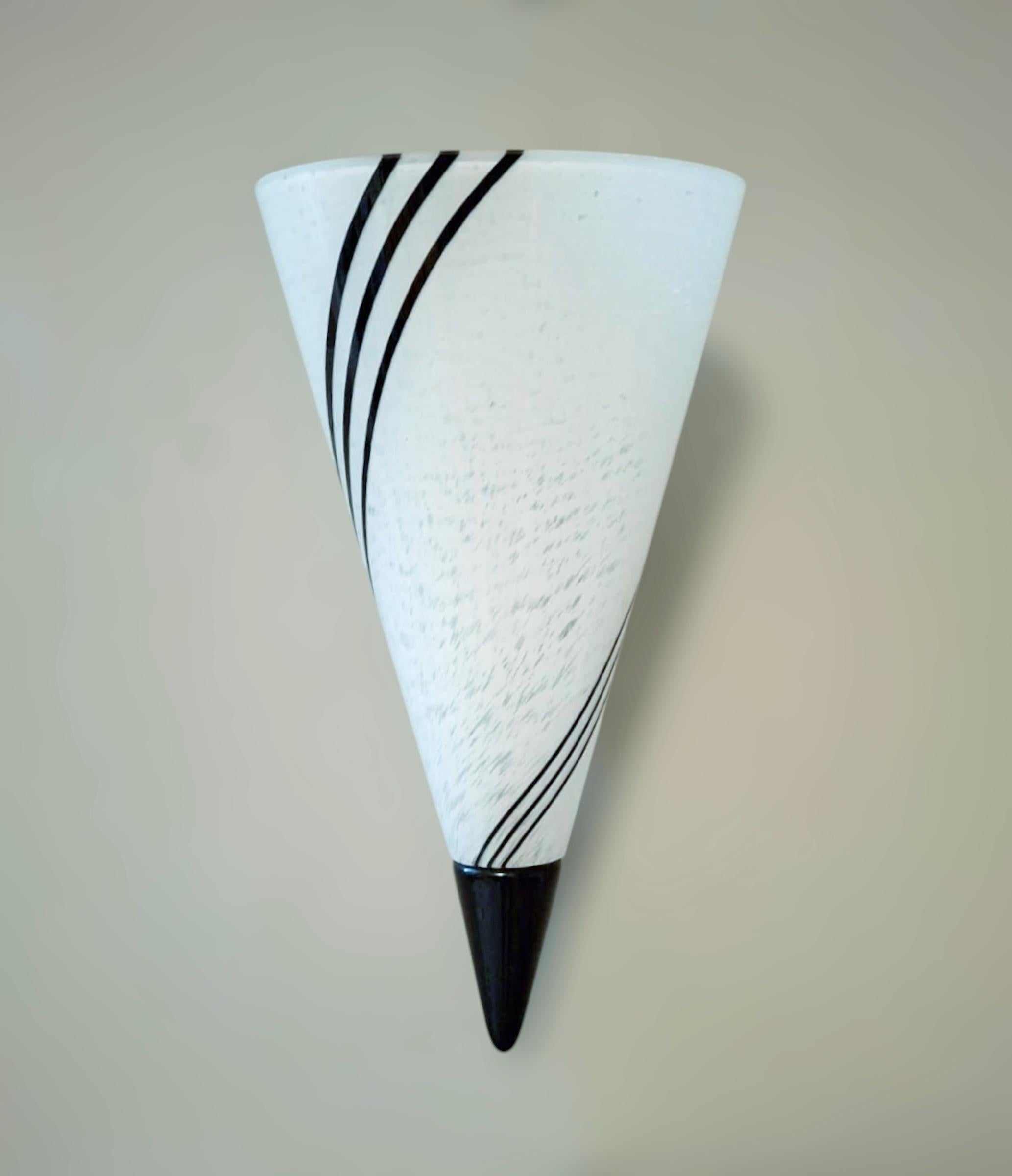 Aplique italiano con pantalla de cristal de Murano de color blanco lechoso y forma cónica decorada con rayas negras / Made in Italy
Medidas: Alto 13 pulgadas, ancho 6,5 pulgadas, fondo 8 pulgadas
1 luz / tipo E12 o E14 / máx. 40W
1 disponible en