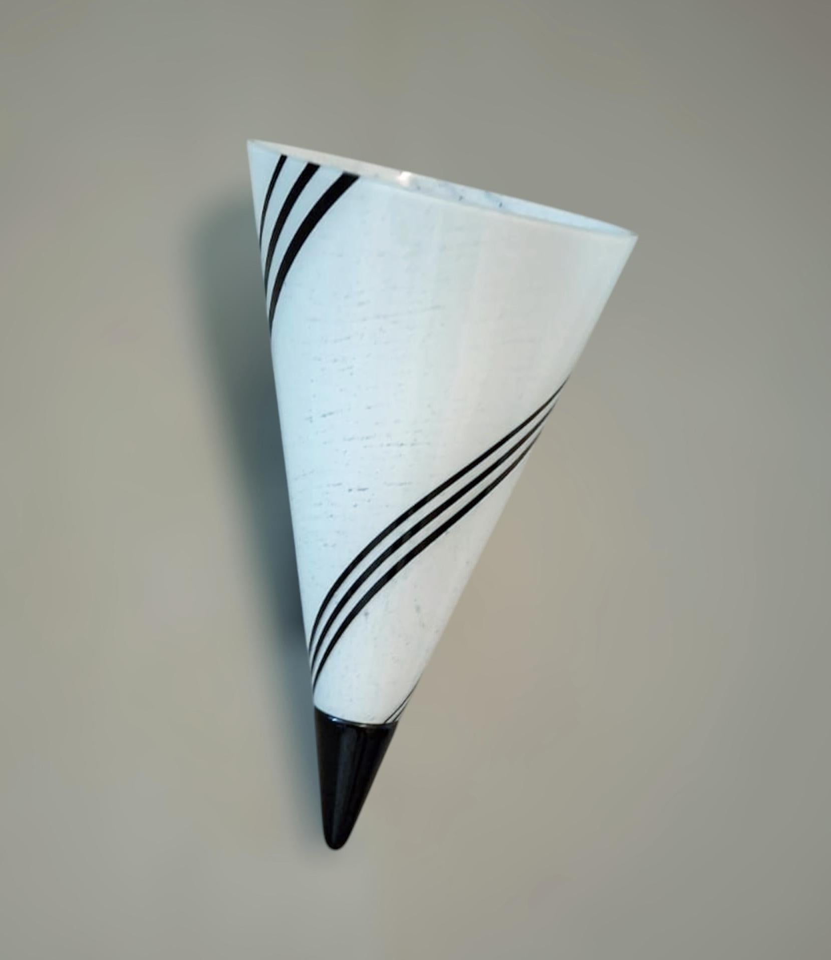 Italian wall light with a milky white cone shaped Murano glass shade decorated with black stripes / Made in Italy
Measures: Height 13 inches, width 6.5 inches, depth 8 inches
1 light / E12 or E14 type / max 40W
1 available in stock in Italy
Order