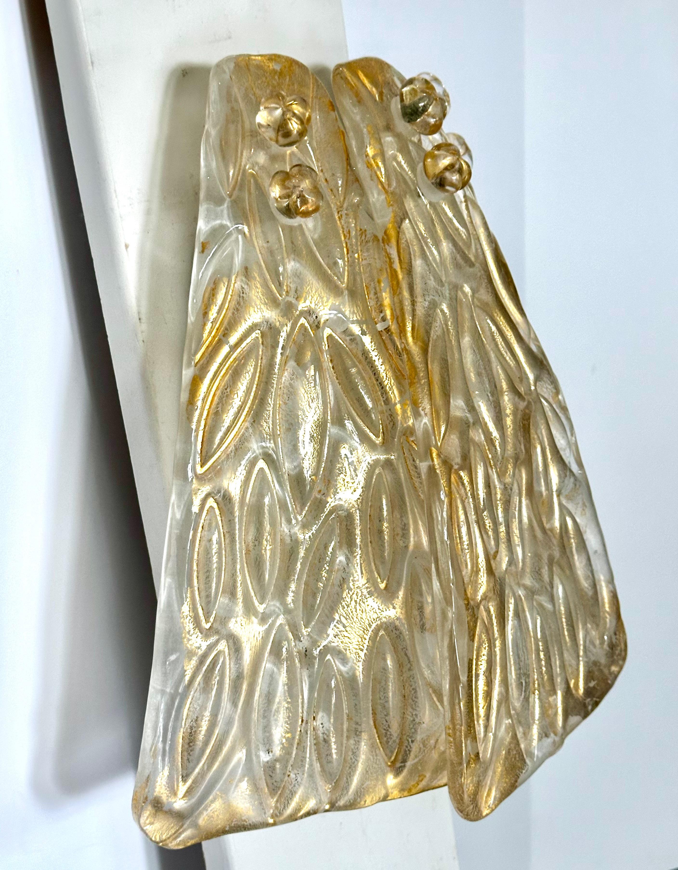 Metà XX secolo Applique singola in vetro di Murano trasparente e foglia d'oro in vendita