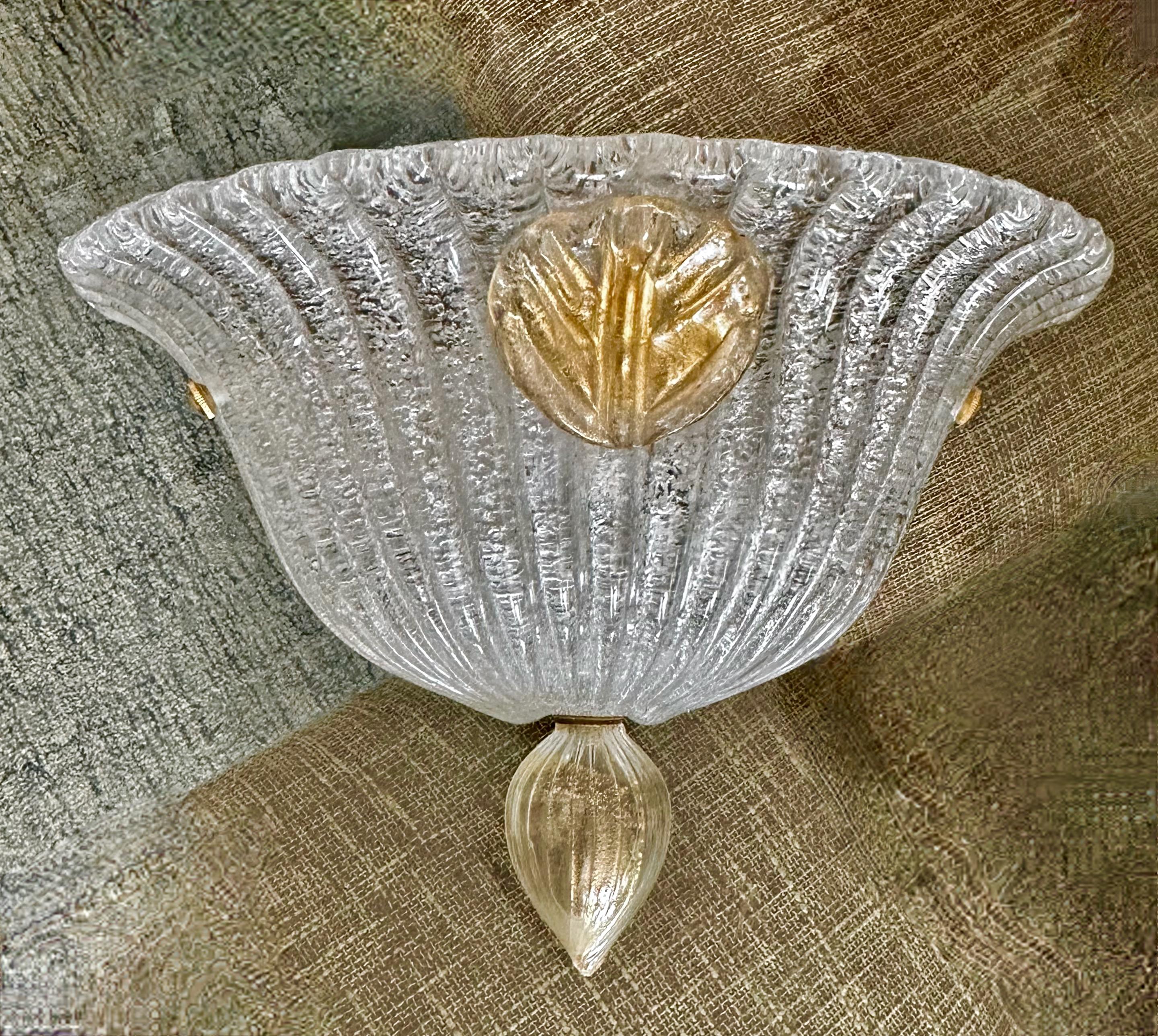 Applique murale cannelée en verre italien de Murano. Le verre soufflé à la main est rehaussé d'inclusions dorées sur la feuille et le fleuron. L'envers du verre utilise la technique 