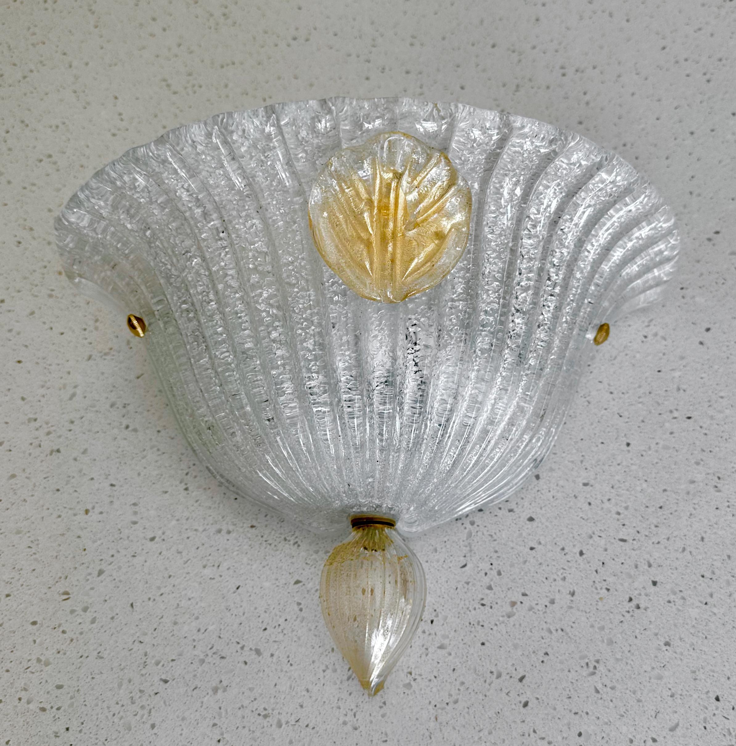 Fin du 20e siècle Applique murale simple en verre Murano à feuilles cannelées en vente