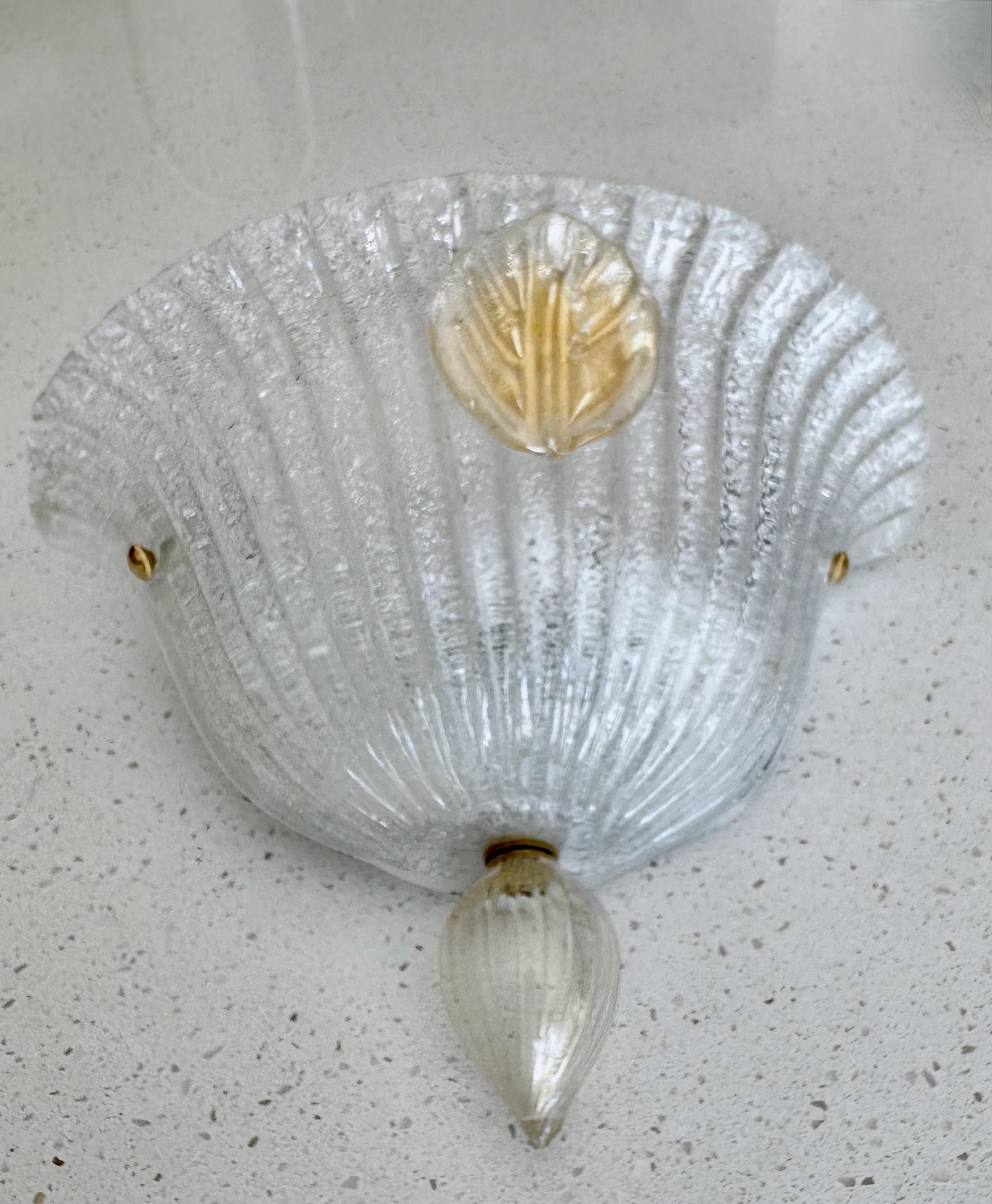 Métal Applique murale simple en verre Murano à feuilles cannelées en vente