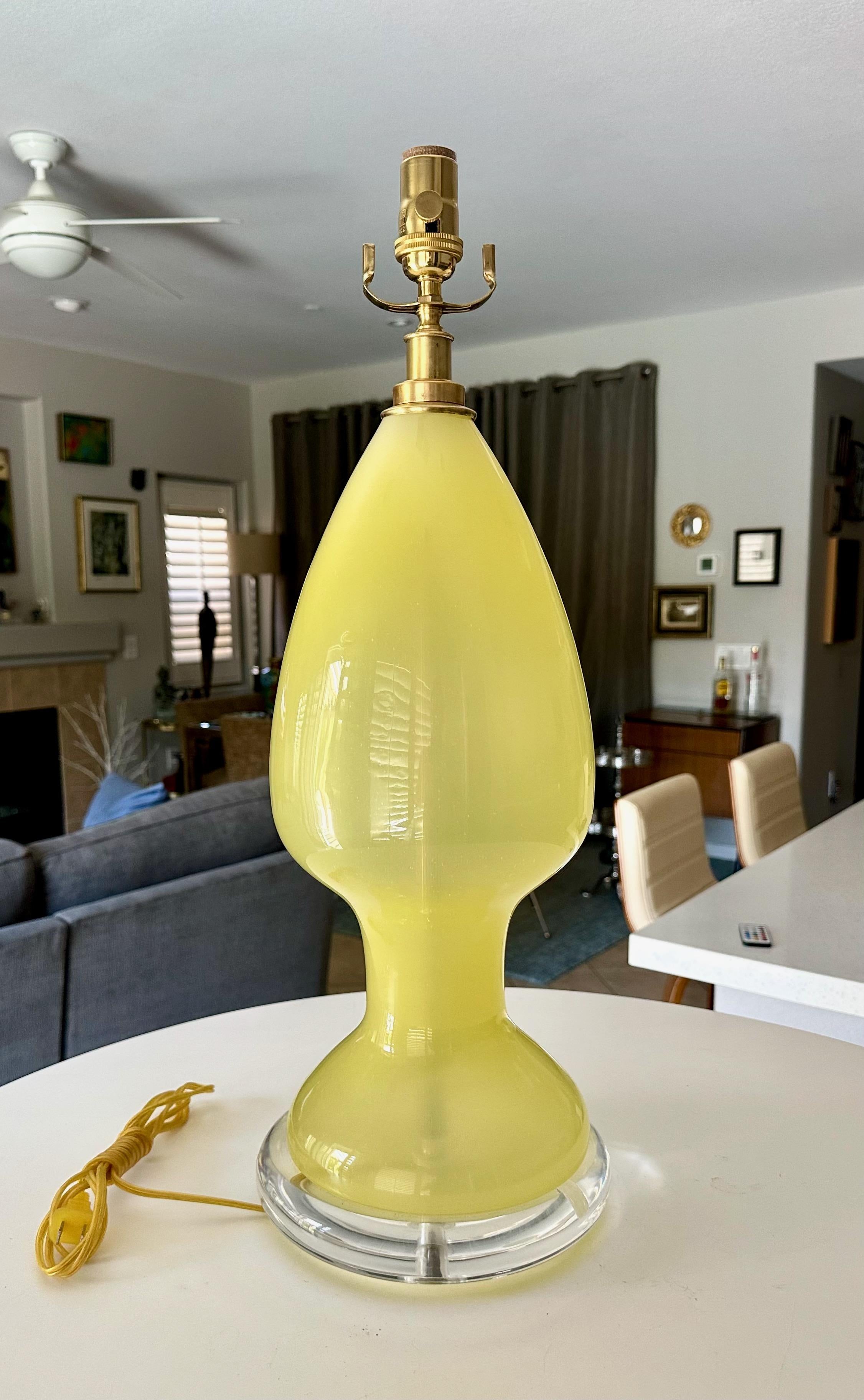 Single Murano Matte Yellow Table Lamp In Good Condition For Sale In Palm Springs, CA