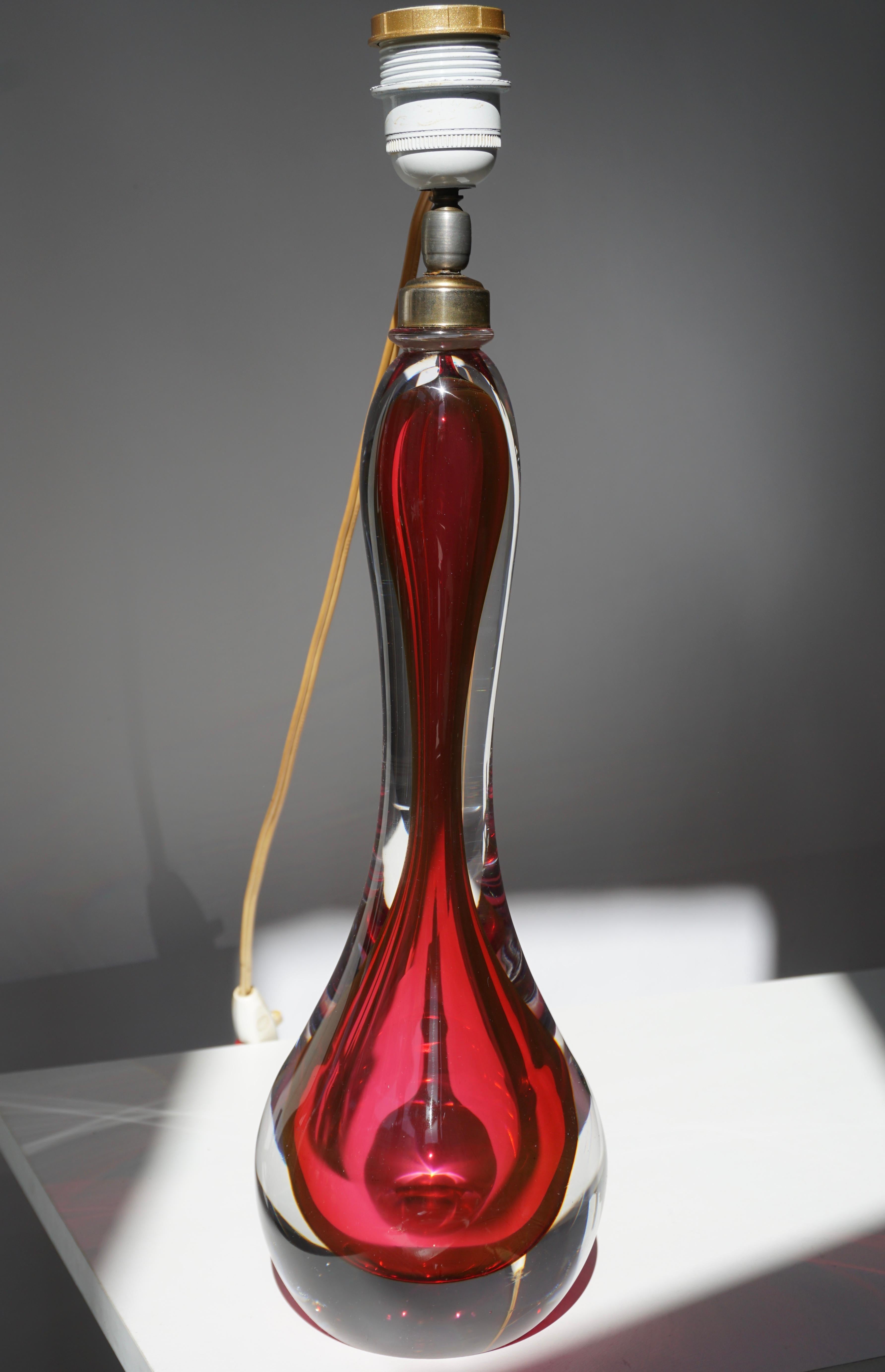 Lámpara de sobremesa de cristal de Murano rojo de los años 70.Italia Años 70.
Altura incluyendo el accesorio 18 pulgadas.
Diámetro del cuerpo 4,7 pulgadas.
Peso 4 kg.

Los tonos mostrados son sólo para fines de demostración.
      