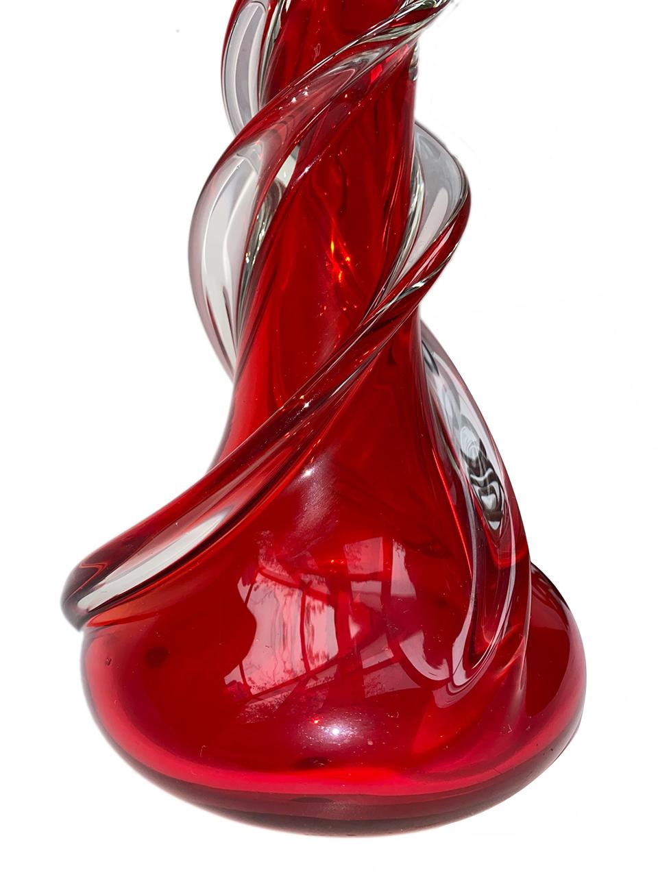 Milieu du XXe siècle Lampe de table simple en verre de Murano rouge en vente