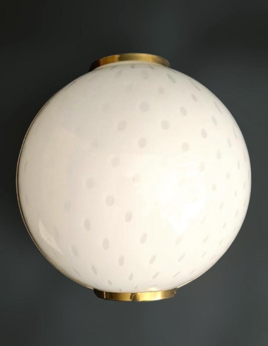 Aplique italiano vintage con pantalla de cristal de Murano blanco lechoso soplado a mano con pequeñas burbujas mediante la técnica de Bollicine / Fabricado en Italia por Mazzega, en la década de 1970
Medidas: Altura 11,5 pulgadas / anchura 11