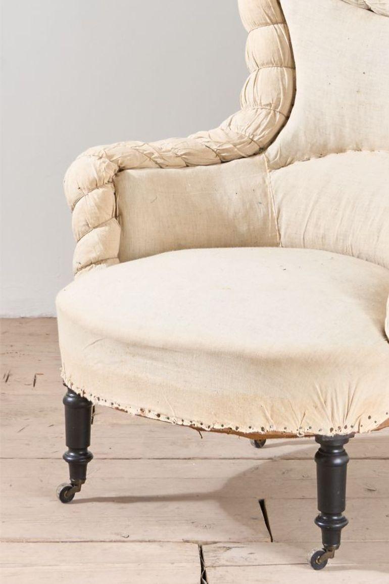 Se trata de un sillón francés de gran calidad y bonito diseño. El detalle de la corteza de pastel y la forma de la silla la hacen elegante y un gran complemento para cualquier habitación. Tamaño limpio pero cómodo.

Altura 92cm Anchura 79cm
