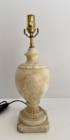 Lampada da tavolo neoclassica singola con urna femminile in alabastro