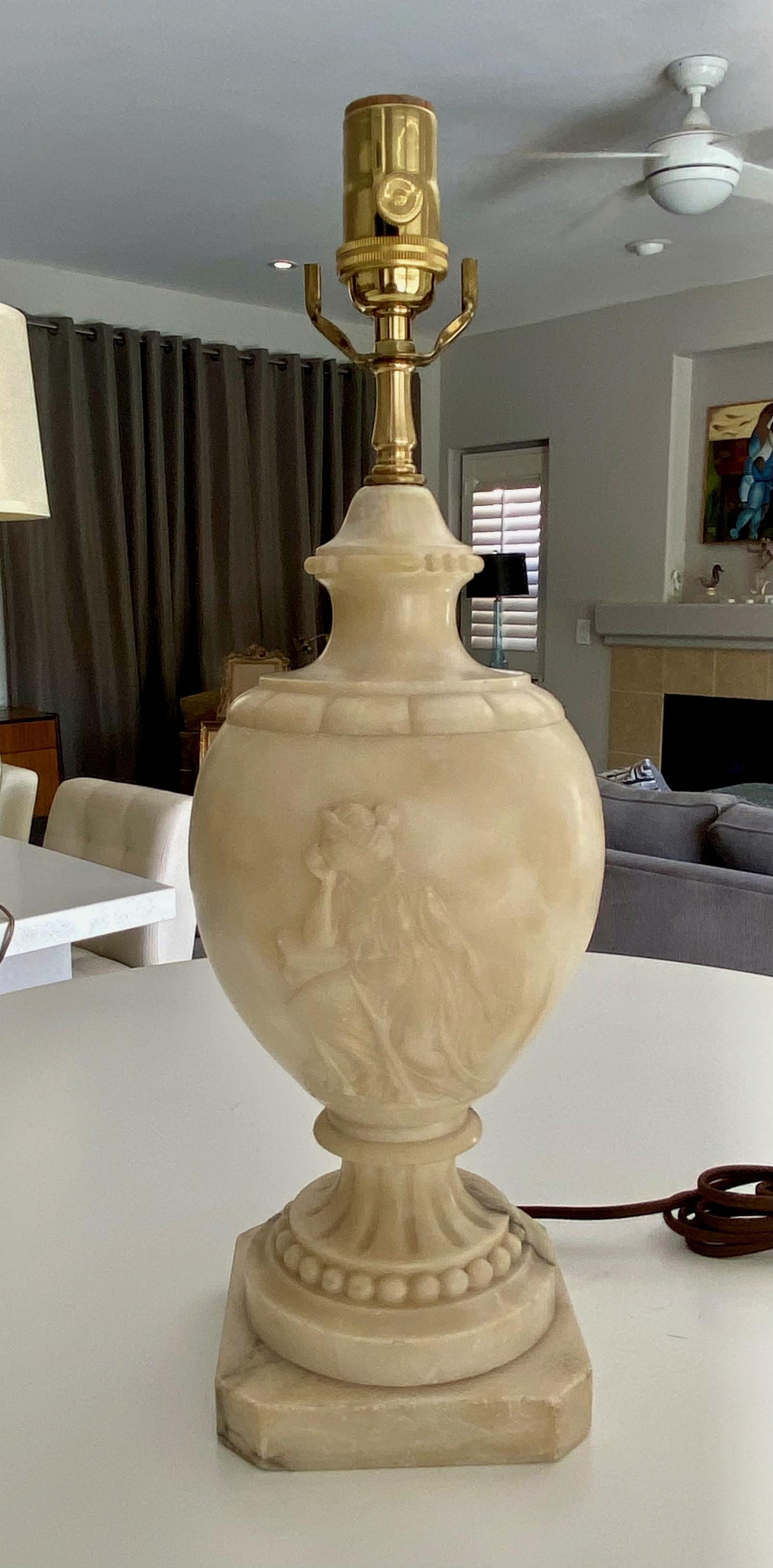 Grec classique Lampe de table néoclassique en albâtre avec urne de femme grecque en vente