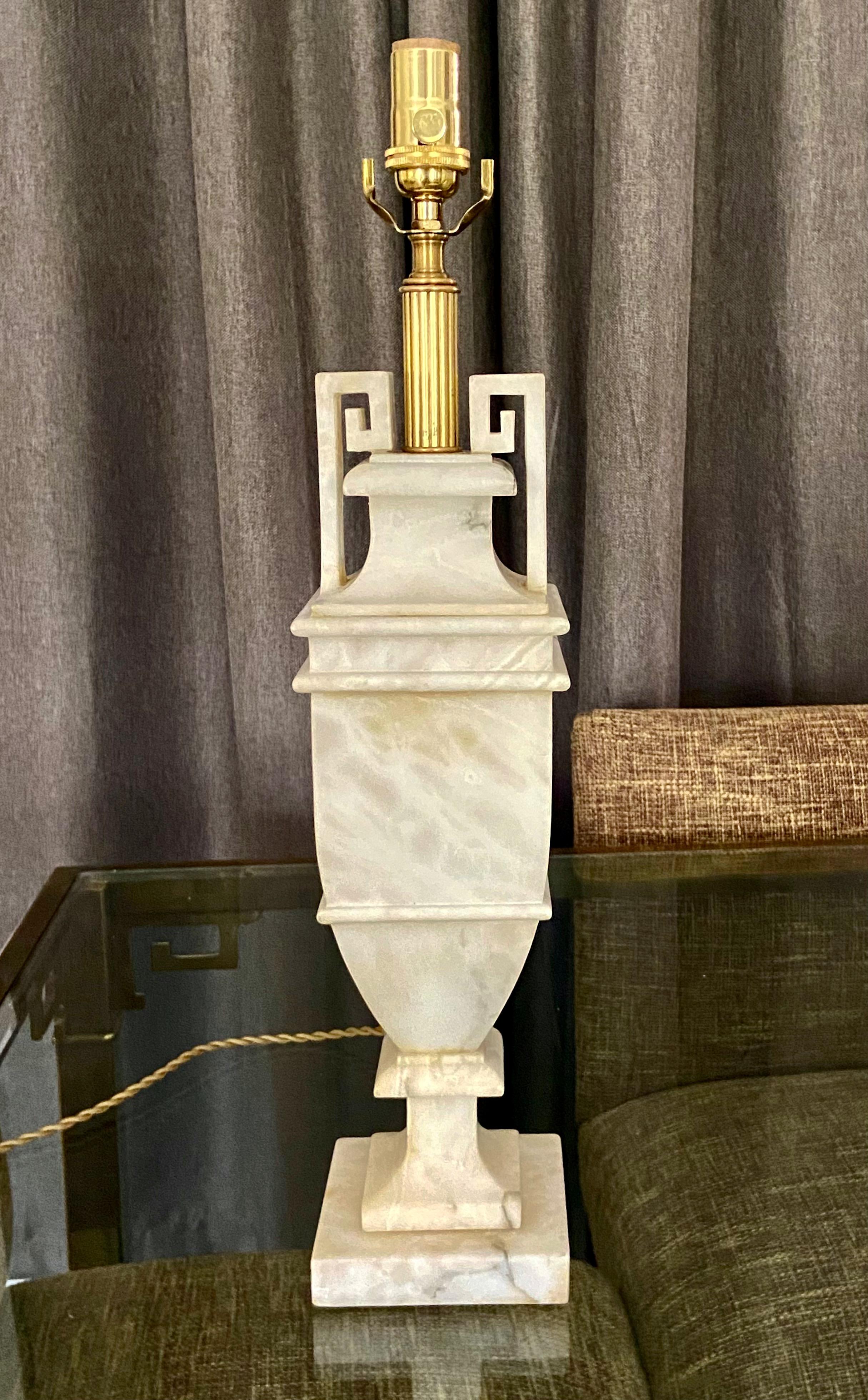 Grec classique Lampe de table en albâtre à clé grecque néoclassique en vente
