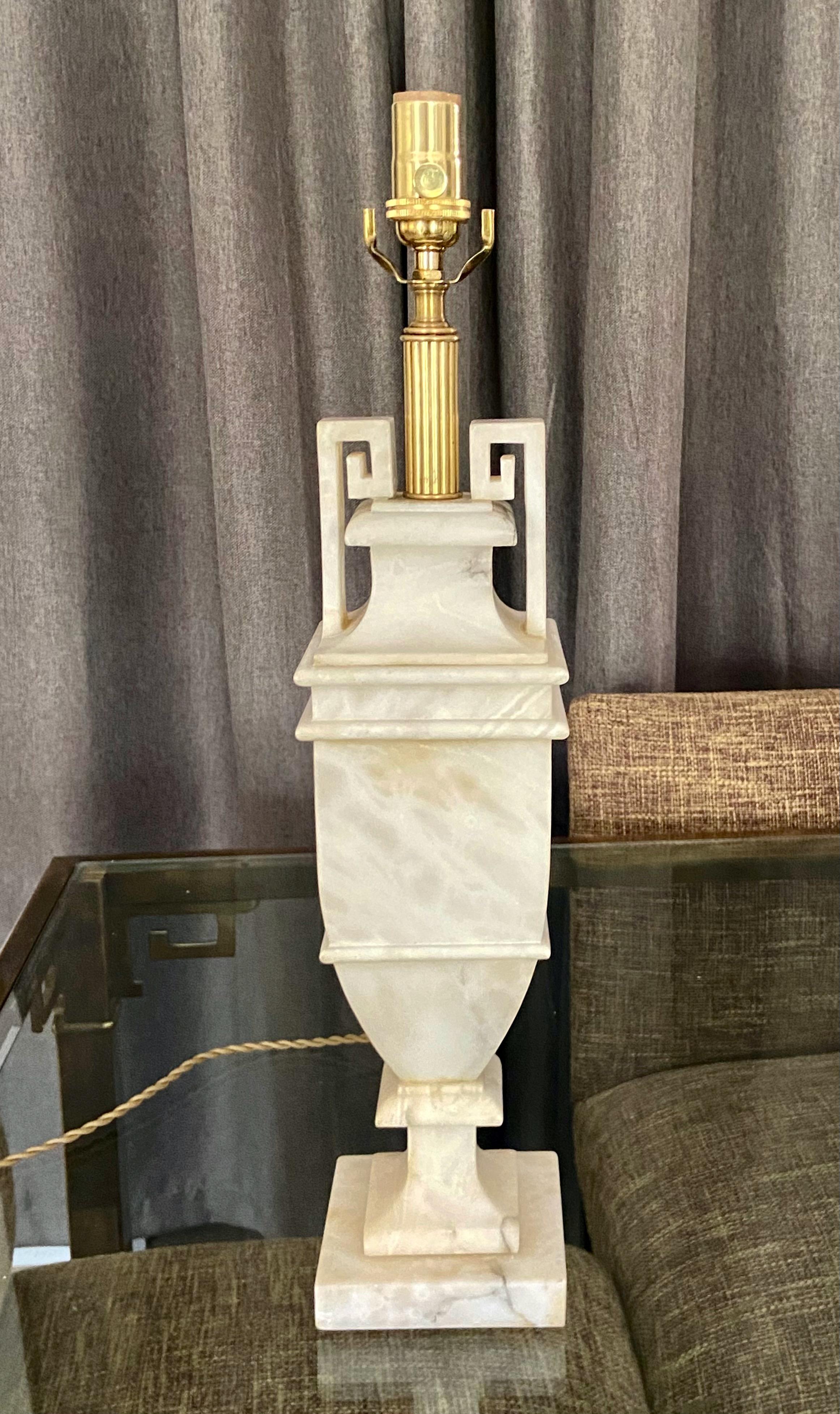 Lampe de table en albâtre à clé grecque néoclassique Bon état - En vente à Palm Springs, CA