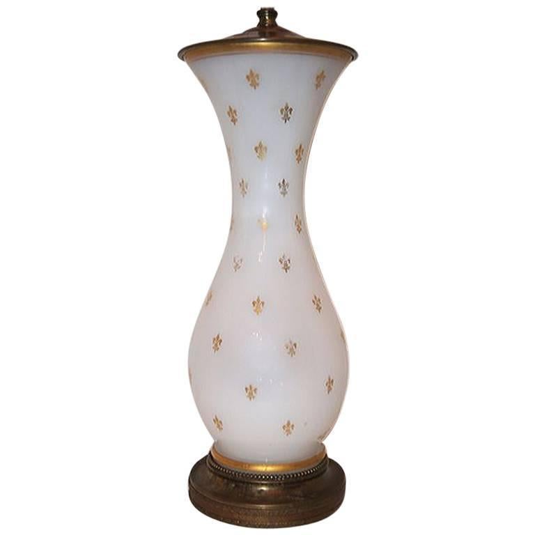 Français Lampe en verre opalin à une seule lumière en vente