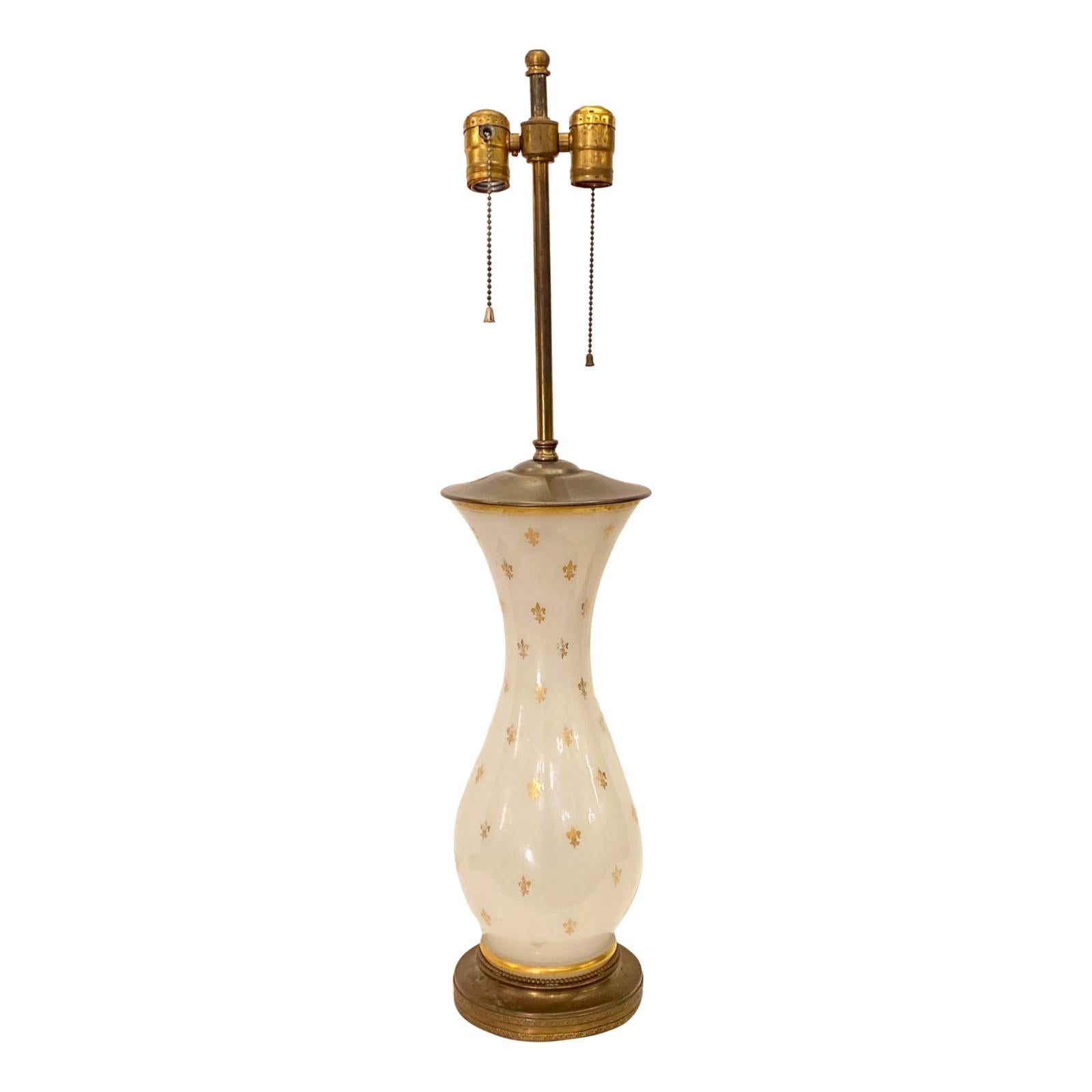 Début du 20ème siècle Lampe en verre opalin à une seule lumière en vente