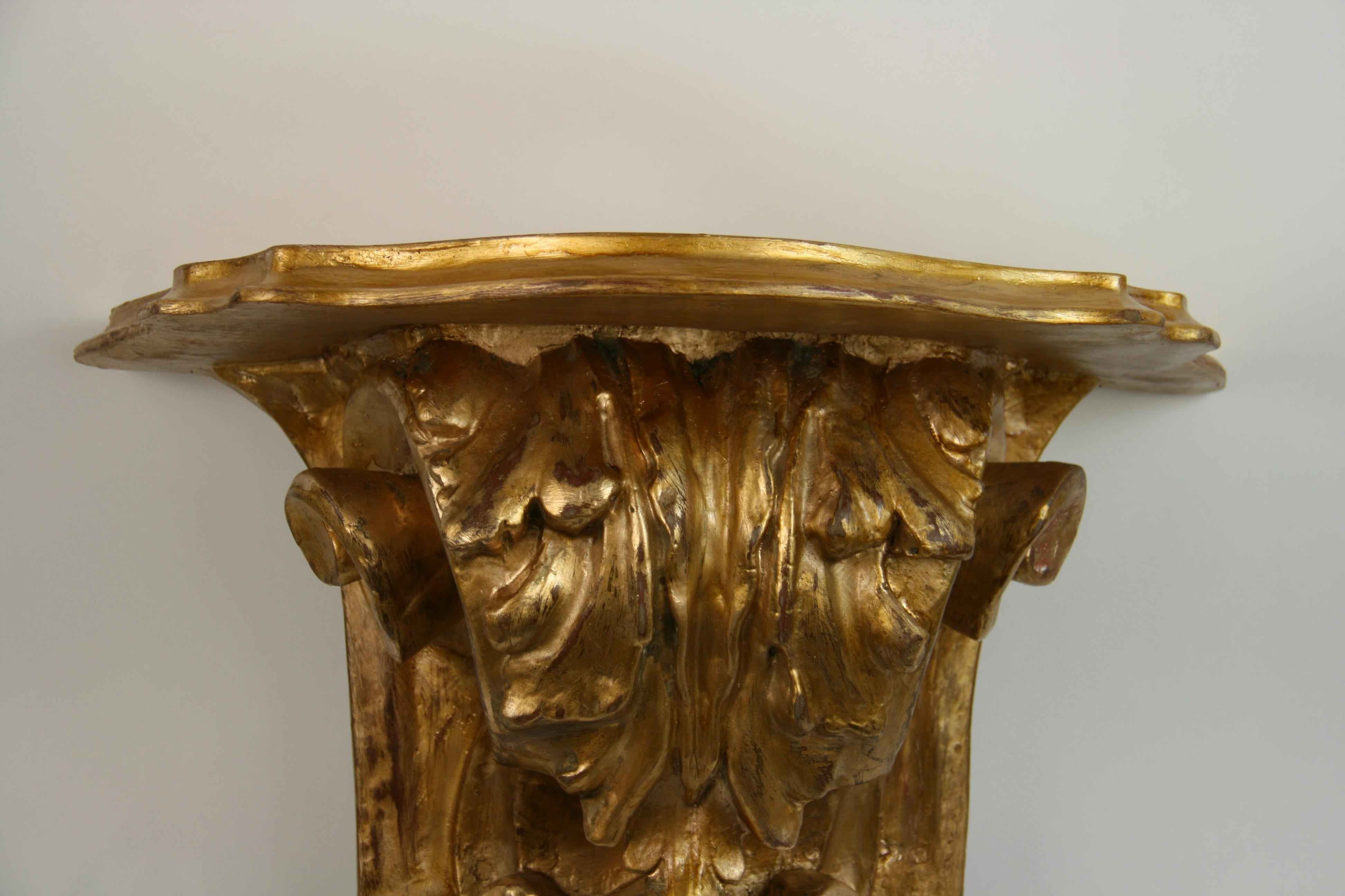 Single Oversized Gilt Wall Bracket In Good Condition For Sale In Douglas Manor, NY