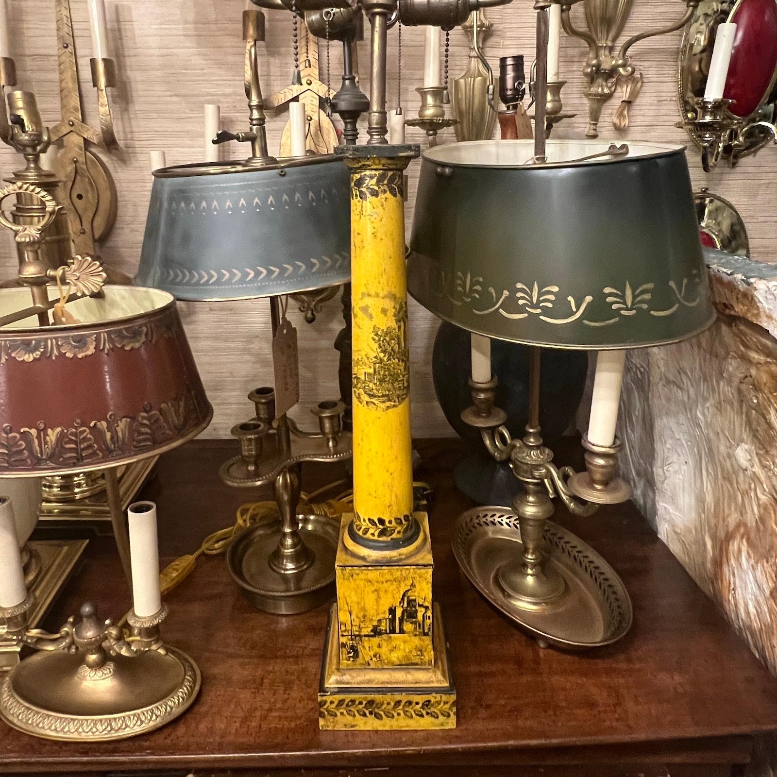 Lampe de table à tole peinte, datant des années 1940, avec des scènes de ville et de campagne peintes sur le corps.

Mesures :
Hauteur du corps : 21
Base : 5