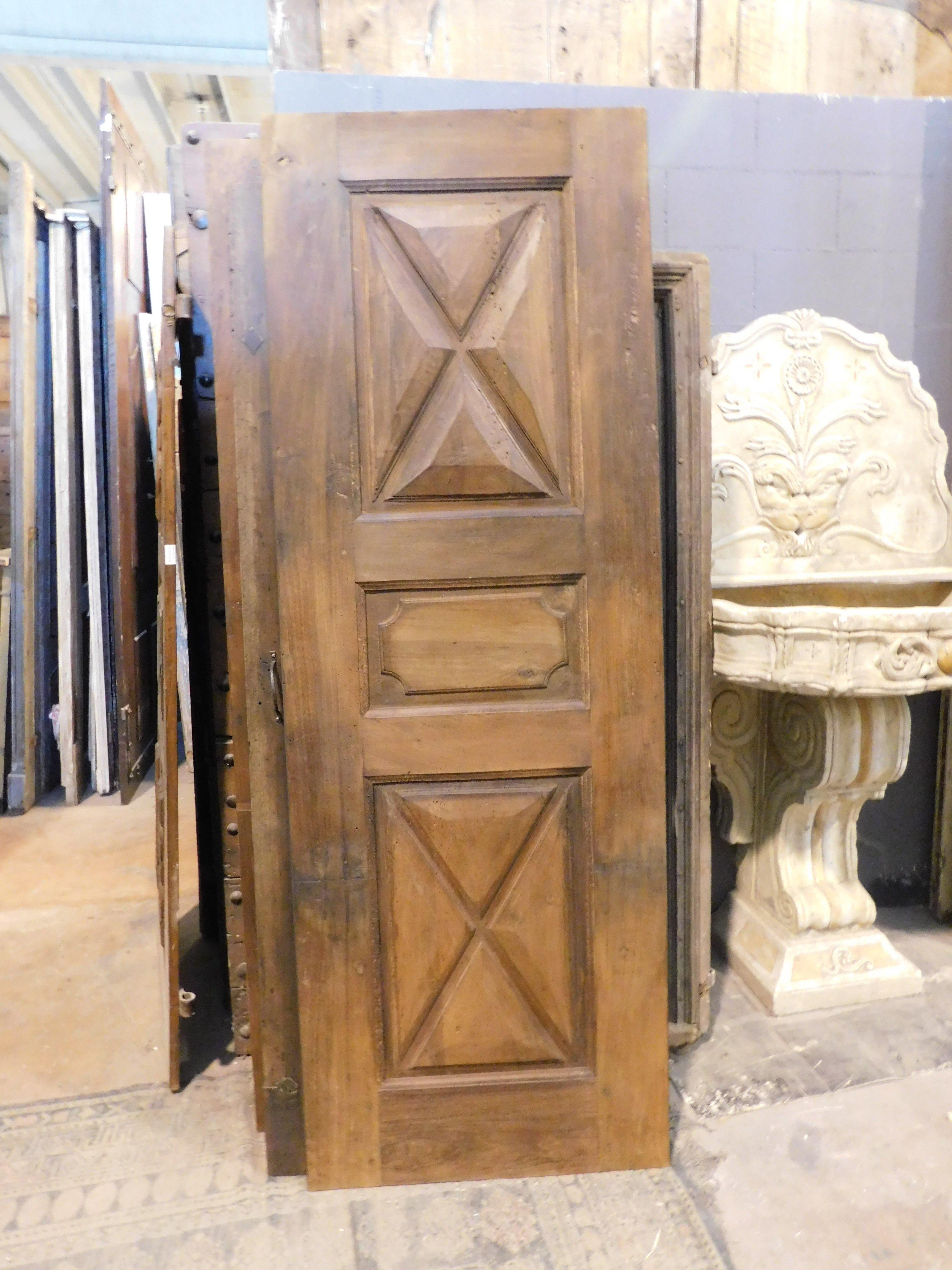 Puerta Simple Antigua, construida en preciosa madera maciza de nogal, ricamente tallada en rombo, dorso liso y sin hierros, por lo tanto también utilizable como panel o como puerta corredera, procedente del norte de Italia y original del siglo
